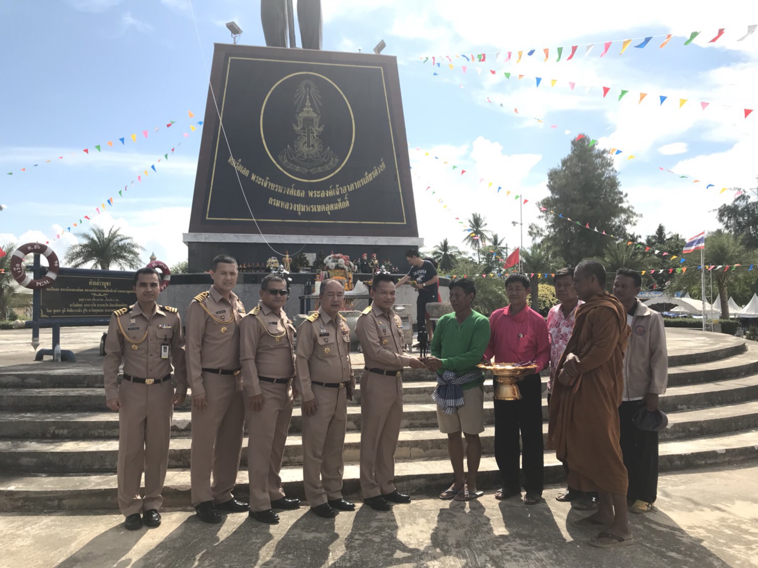วันที่ 20 พ.ค. 61 เวลา 15.00 น. พลเรือตรีสุรนันท์  แสงรัตนกูล เสนาธิการทัพเรือภาคที่ 2/หัวหน้าฝ่ายอำนวยการศูนย์ประสานการปฏิบัติในการรักษาผลประโยชน์ของชาติทางทะเลเขต 2 และคณะฯ ตรวจเยี่ยมศูนย์ควบคุมการแจ้งเข้า-ออกเรือประมง นครศรีธรรมราช..คลิก