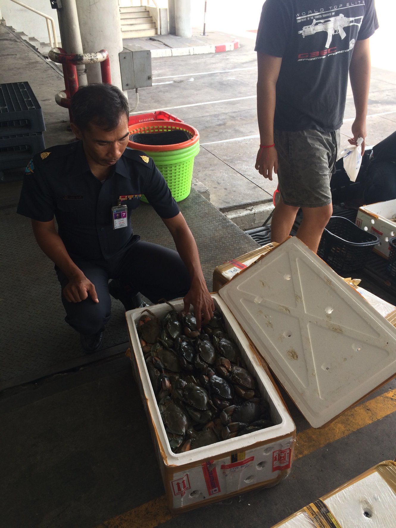 ด่านตรวจสัตว์นำ้ท่าอากาศยานดอนเมือง ตรวจสอบสินค้าสัตว์นำ้นำเข้า..คลิก