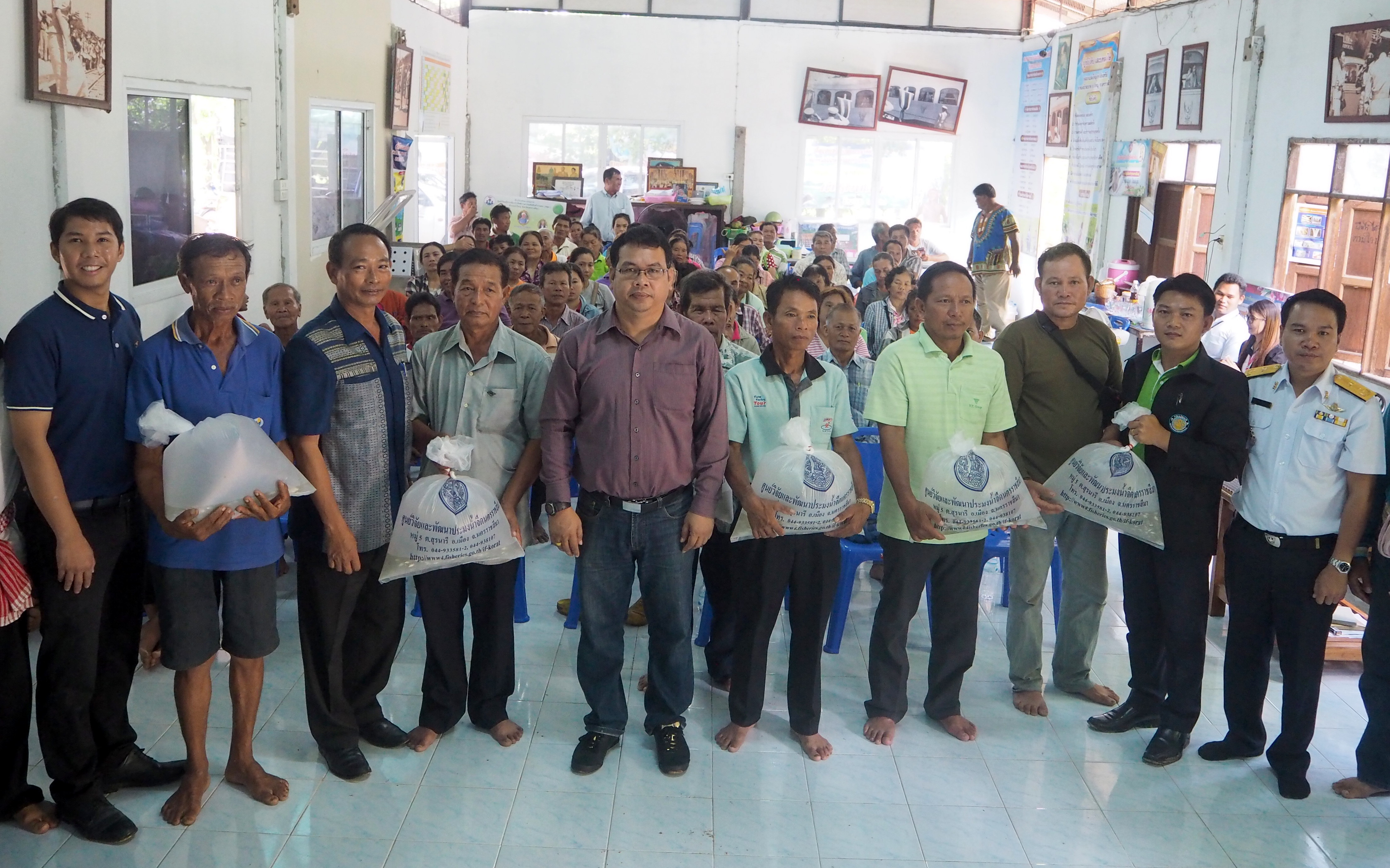 มอบพันธุ์ปลาแก่เกษตรกรโครงการ 5  ประสาน สืบสานเกษตรทฤษฎีใหม่ถวายในหลวง อำเภอบัวใหญ่..คลิก