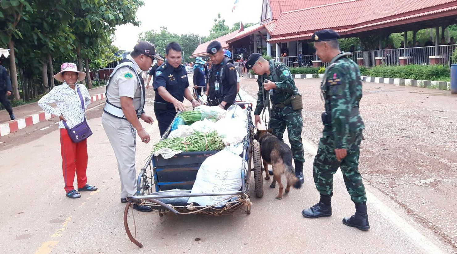 ตรวจป้องกันลักลอบการนำเข้าส่งออกสัตว์น้ำที่ผิดกฎหมาย จุดผ่านแดนถาวรบ้านเขาดิน..คลิก