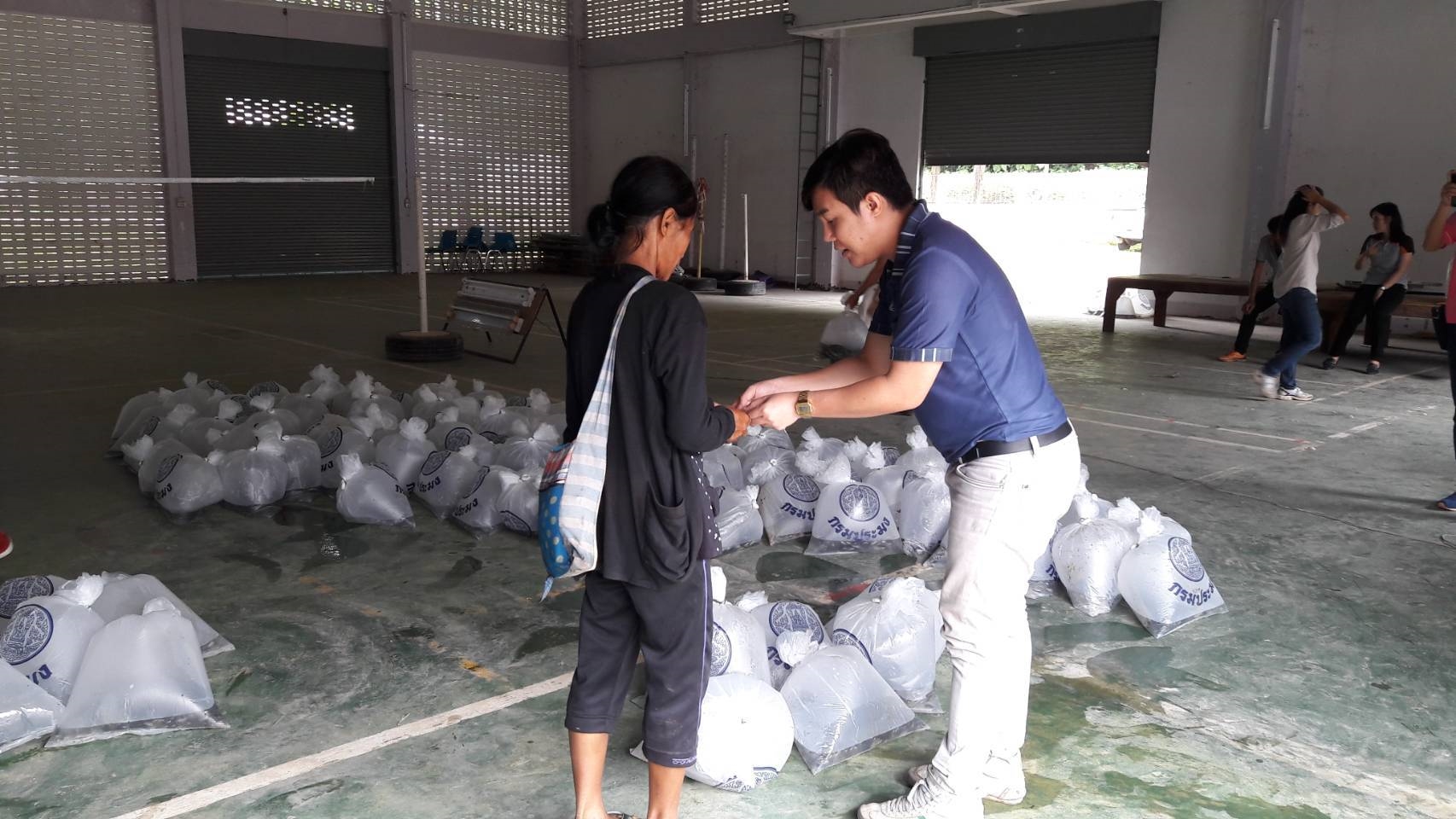 กิจกรรมมอบปัจจัยการผลิตให้แก่เกษตรกรที่เข้าร่วมโครงการ 5 ประสานสืบสานเกษตรทฤษฎีใหม่ ถวายในหลวง ปี 2561 พื้นที่อำเภอทุ่งช้าง เเละอำเภอเฉลิมพระเกียรติ