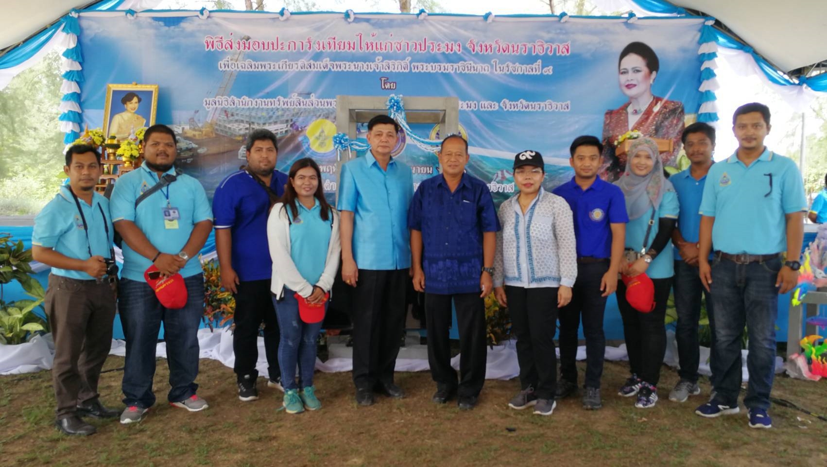 มูลนิธิสำนักงานทรัพย์สินส่วนพระมหากษัตริย์จัดพิธีส่งมอบปะการังเทียม เฉลิมพระเกียรติสมเด็จพระนางเจ้าสิริกิติ์ พระบรมราชินีนาถในรัชกาลที่ 9 จำนวน 3,880 แท่ง แก่กรมประมง ให้นำไปจัดวางในบริเวณชายฝั่งทะเลตำบลกะลุวอเหนือ อำเภอเมือง และตำบลไพรวัน อำเภอตากใบ จังหวัดนราธิวาส โดยมี นายอรุณชัย พุทธเจริญ รองอธิบดีกรมประมง เป็นประธาน..คลิก
