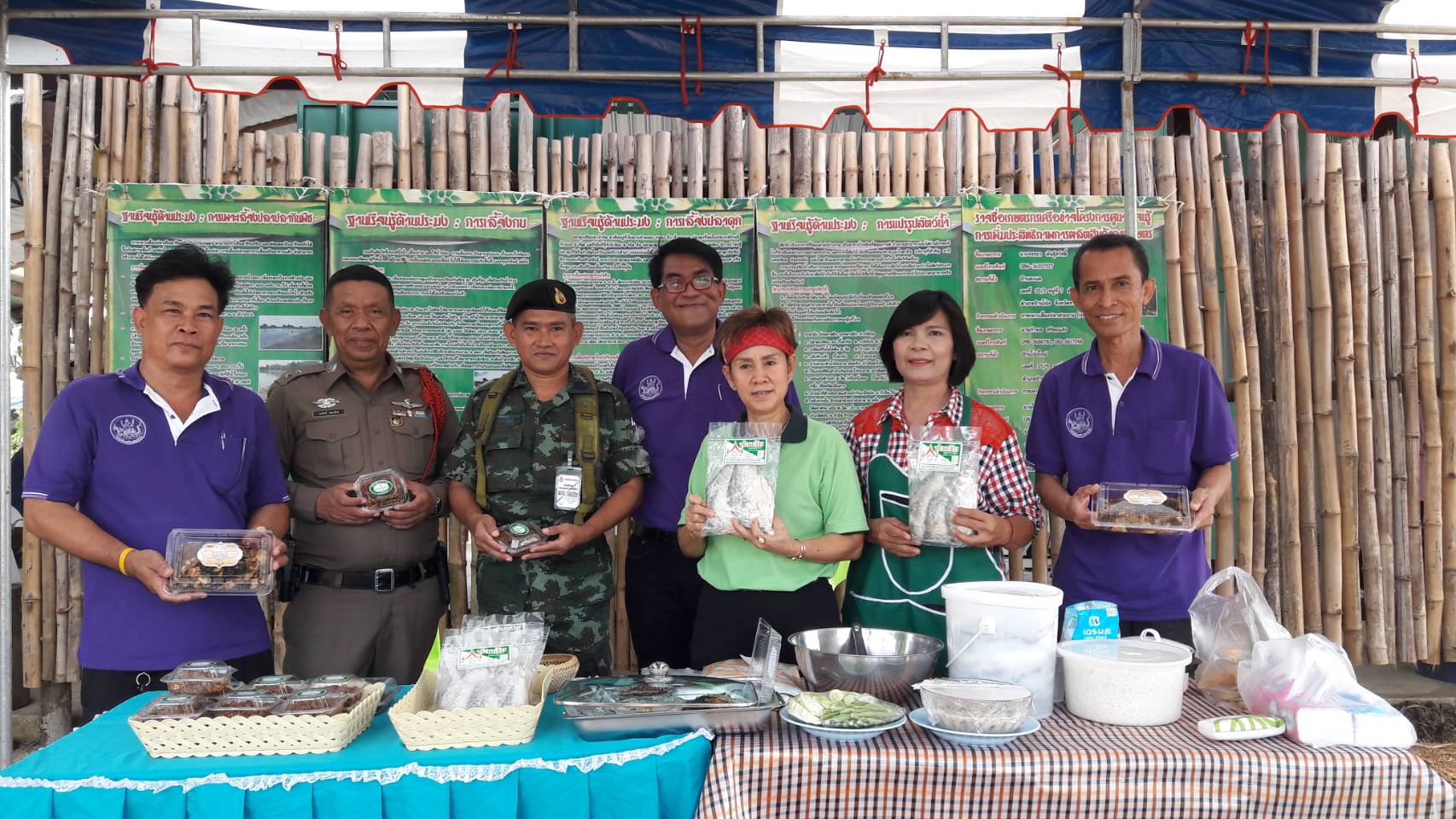 ร่วมสาธิตการแปรรูปสัตว์น้ำและถ่ายทอดความรู้ให้กับเกษตรกรที่เข้าร่วมงานวันถ่ายทอดเทคโนโลยีเพื่อเริ่มฤดูการผลิตใหม่ (Field Day)..คลิก