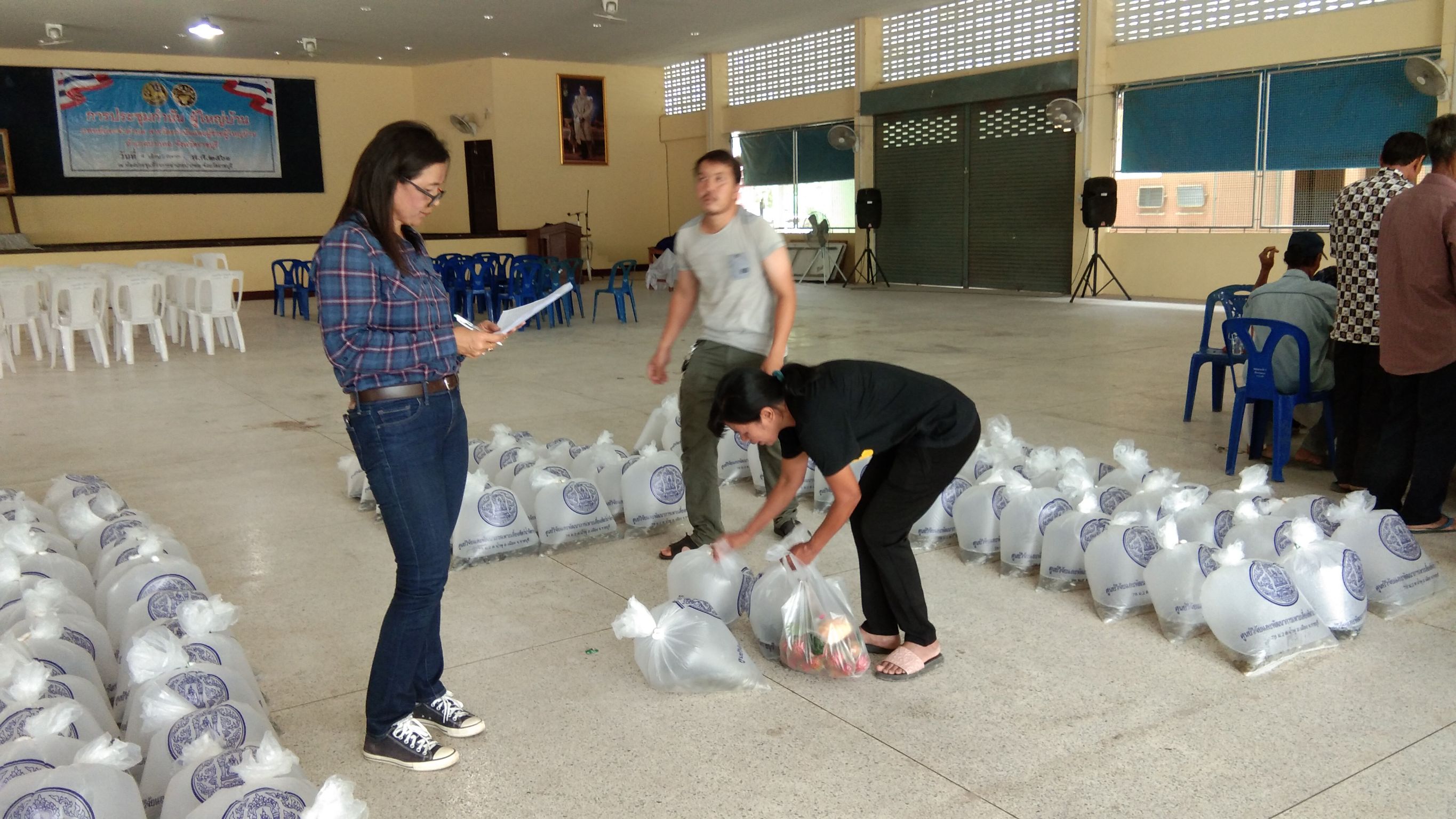 ประมงอำเภอเมืองราชบุรี ลงพื้นที่แจกปัจจัยโครงการทฤษฎีใหม่ ปี 2560..คลิก