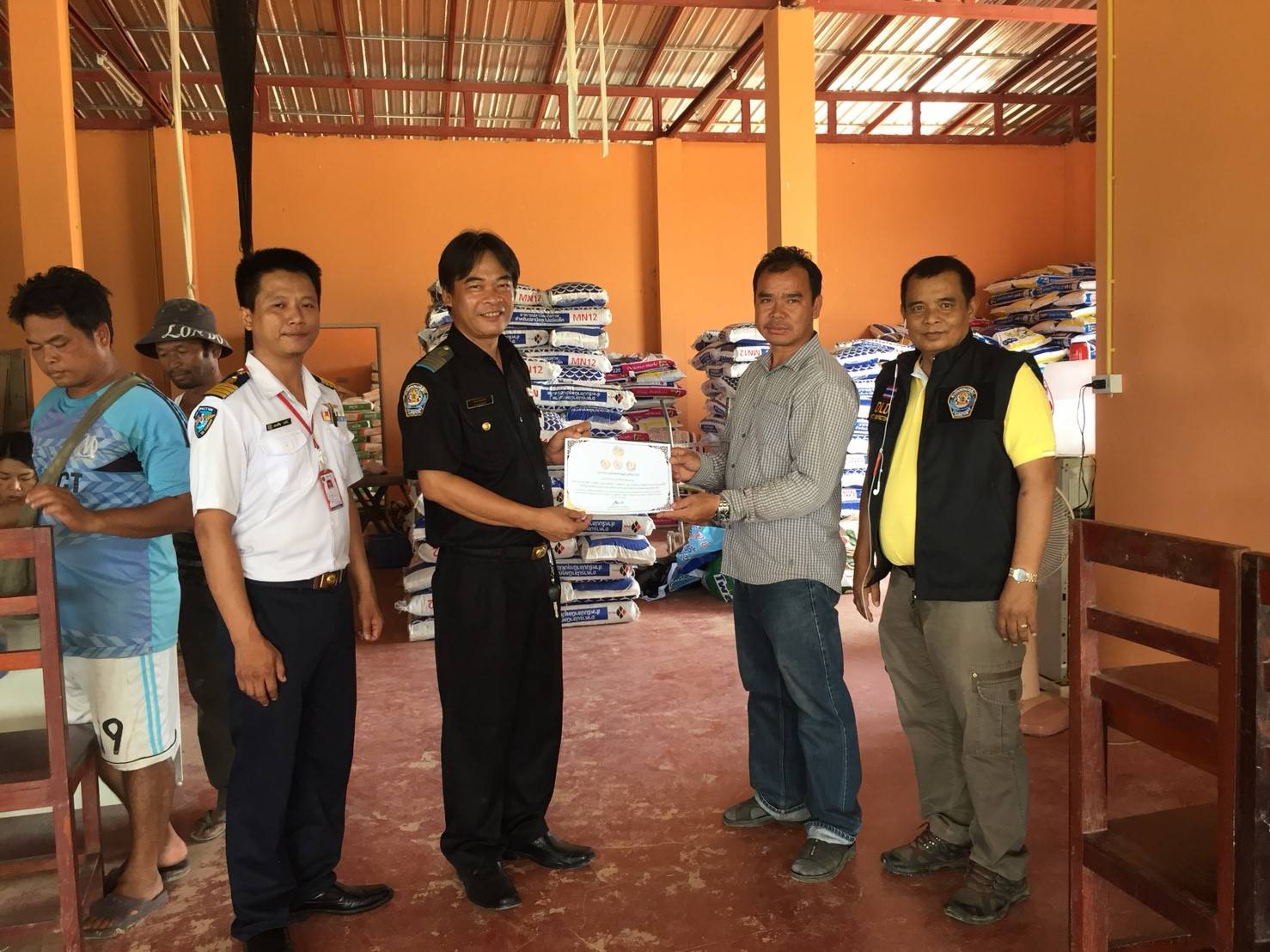 นายแสงศักดา กาลานุสนธิ์ ผู้อำนวยการศูนย์บริหารจัดการด่านตรวจสัตว์น้ำเขต 1 (เชียงราย) มอบหมายให้นายณรงค์ชัย ประใจ เจ้าพนักงานประมงปฏิบัติงาน ตามโครงการปฏิบัติงานบังคับใช้กฎหมายแบบบูรณาการร่วม เพื่อตรวจสอบร้านค้า จำหน่ายอาหารสัตว์ ยาสัตว์ และปัจจัยการผลิตทางการเกษตร ในเขตพื้นที่ตำบลโยนก อำเภอเชียงแสน จังหวัดเชียงราย..คลิก