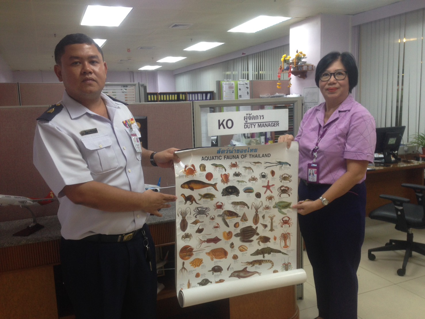 วันที่ 16 กรกฎาคม 2561 เวลา 13.00 น. เจ้าหน้าที่ด่านตรวจสัตว์น้ำจังหวัดภูเก็ต แจกเอกสารประชาสัมพันธ์ และให้คำแนะนำขั้นตอนการส่งออกสัตว์น้ำแก่เจ้าหน้าที่สายการบิน ณ อาคารผู้โดยสารระหว่างประเทศ ท่าอากาศยานนานาชาติภูเก็ต..คลิก