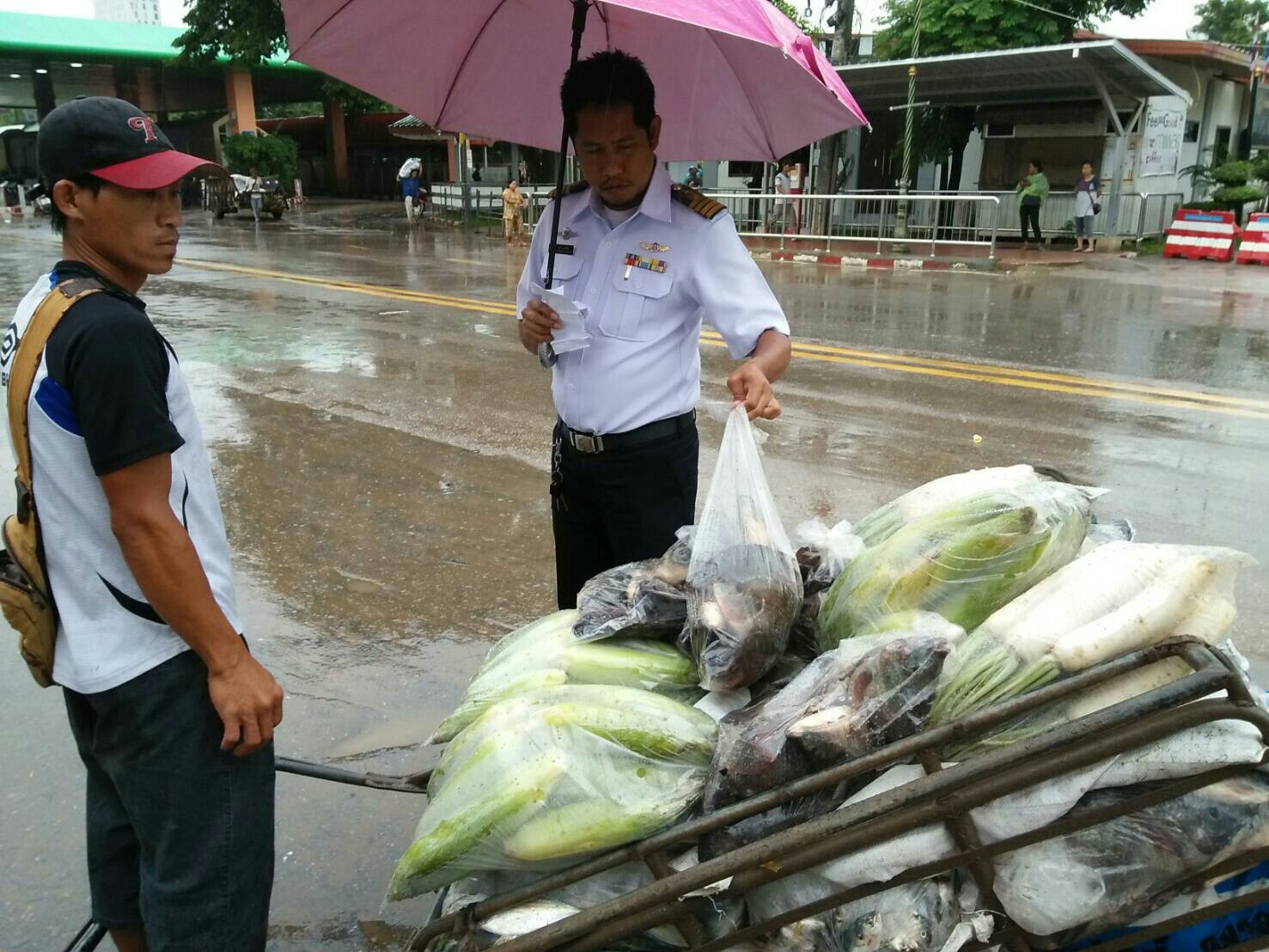 ตรวจสินค้าประมงที่นำเข้า-ส่งออก ทางด่านพรมแดนถาวรคลองลึก (17/07/61)..คลิก