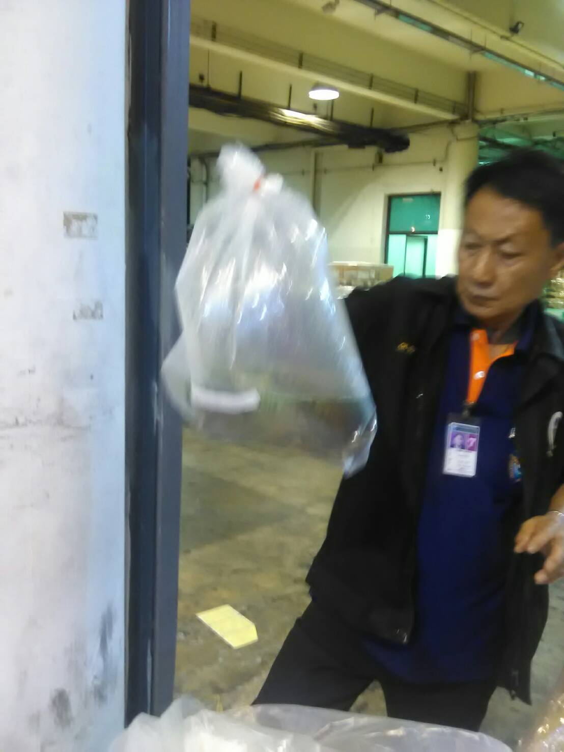 ด่านตรวจสัตว์นำ้ท่าอากาศยานดอนเมือง ตรวจสอบสินค้าสัตว์นำ้ส่งออก..คลิก