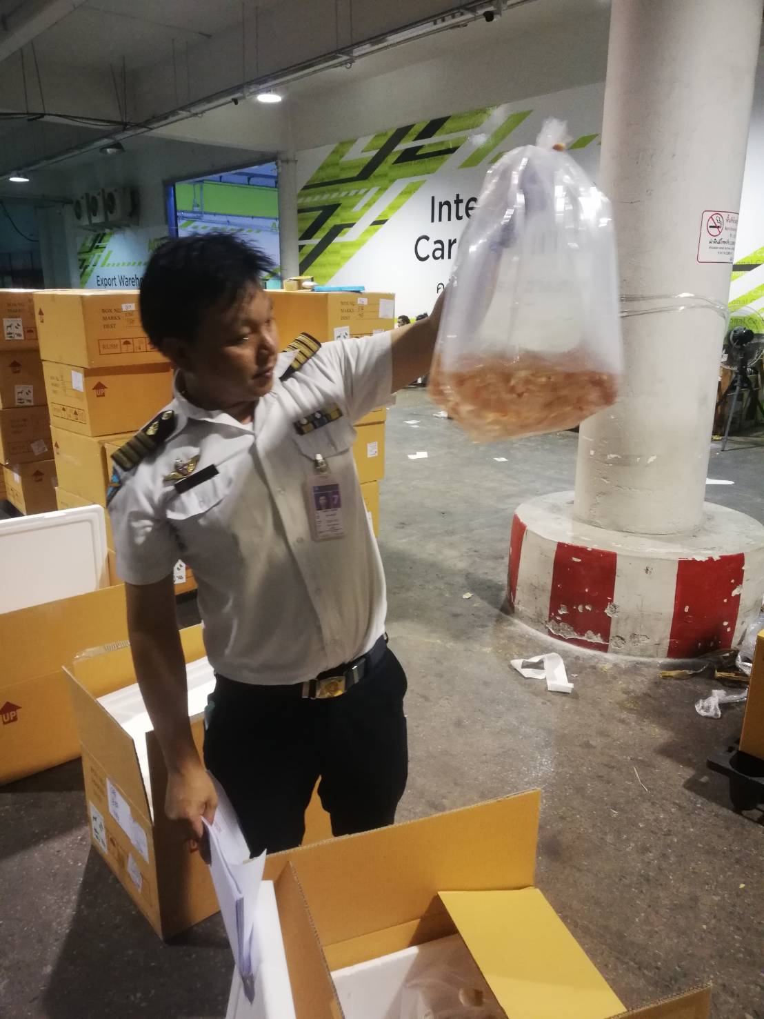 เจ้าหน้าที่ด่านตรวจสัตว์น้ำท่าอากาศยานดอนเมืองตรวจสอบสินค้าสัตว์น้ำส่งออก..คลิก