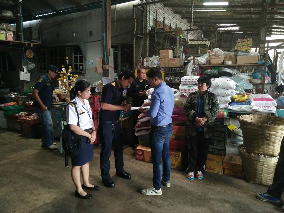 ด่านตรวจสัตว์น้ำจังหวัดระนองปฏิบัติงานแบบบูรณาการร่วมกับของหน่วยงานในสังกัดกระทรวงเกษตรและสหกรณ์ (กรมปศุสัตว์ กรมประมง กรมวิชาการเกษตร) ในการควบคุมคุณภาพอาหารสัตว์น้ำ
