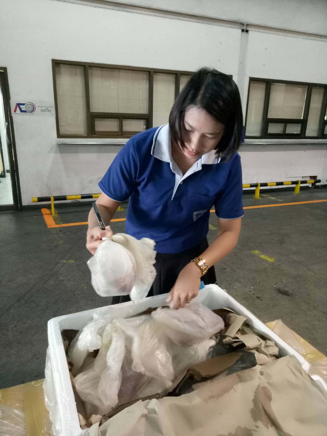 เจ้าหน้าที่ด่านตรวจสัตว์น้ำท่าอากาศยานดอนเมือง ตรวจสอบสินค้าสัตว์น้ำส่งออก..คลิก