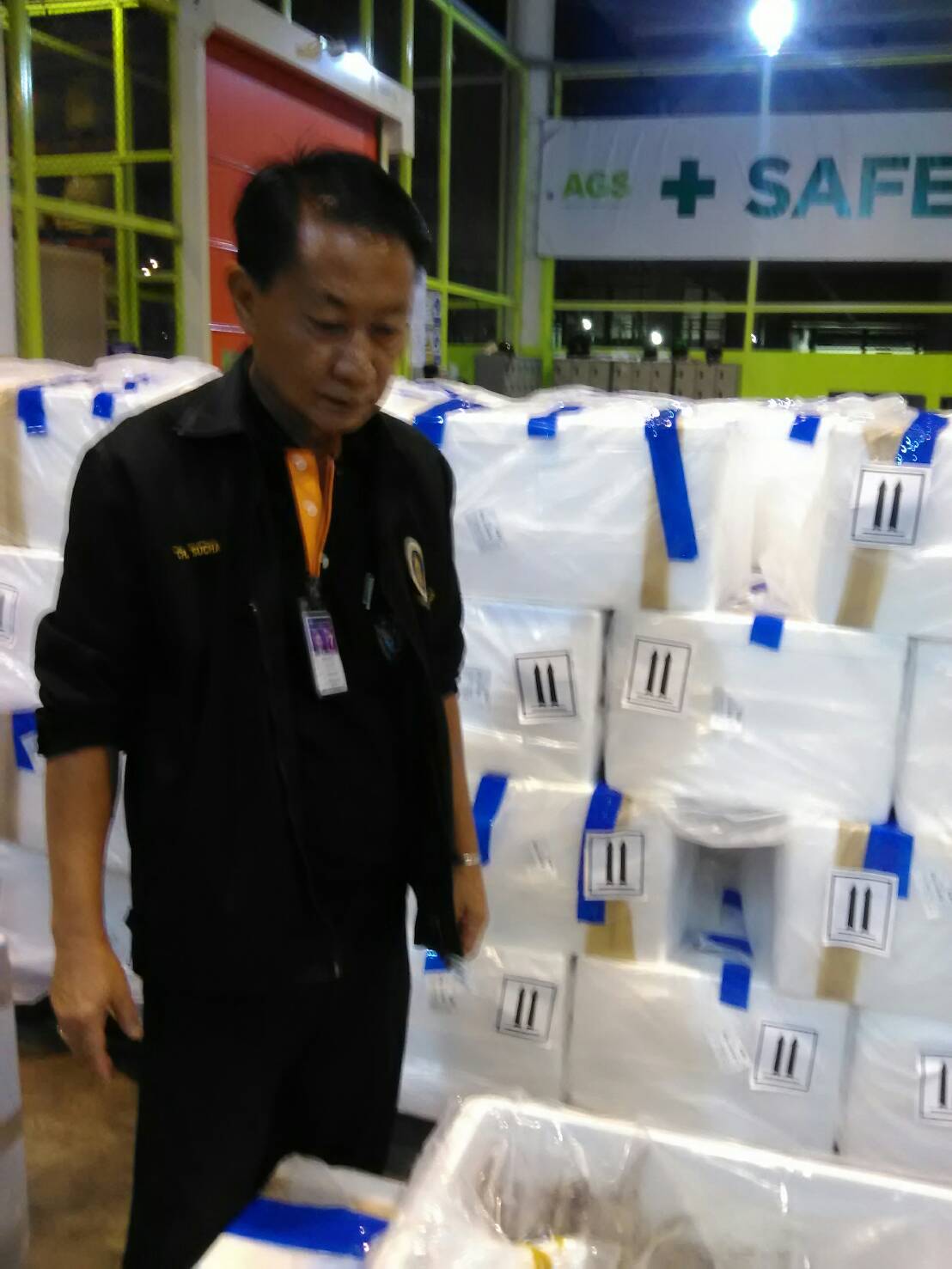 เจ้าหน้าที่ด่านตรวจสัตว์น้ำท่าอากาศยานดอนเมือง  ตรวจสอบสินค้าสัตว์น้ำส่งออก..คลิก
