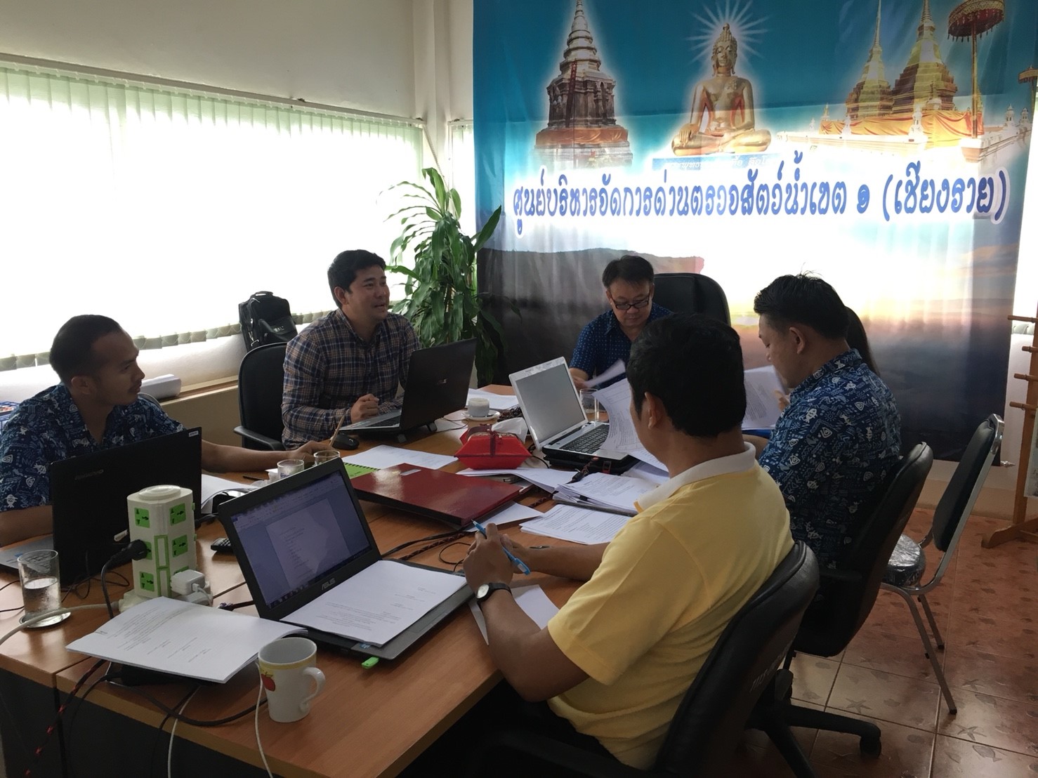จัดการประชุมคณะกรรมการกำหนด  ราคากลาง และคณะกรรมการกำหนดร่างขอบเขตของงาน เพื่อก่อสร้างปรับปรุงศูนย์ฯ ณ ห้องประชุมศูนย์บริหารจัดการด่านตรวจสัตว์น้ำเขต 1 (เชียงราย)..คลิก