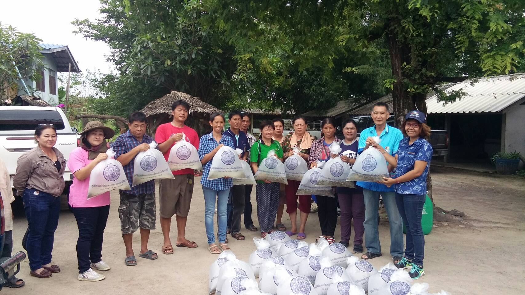 ประมงอำเภอโพธาราม ลงพื้นที่มอบปัจจัยให้เกษตรกรโครงการเกษตรทฤษฎีใหม่ ปี 60 อำเภอบ้านคา..คลิก