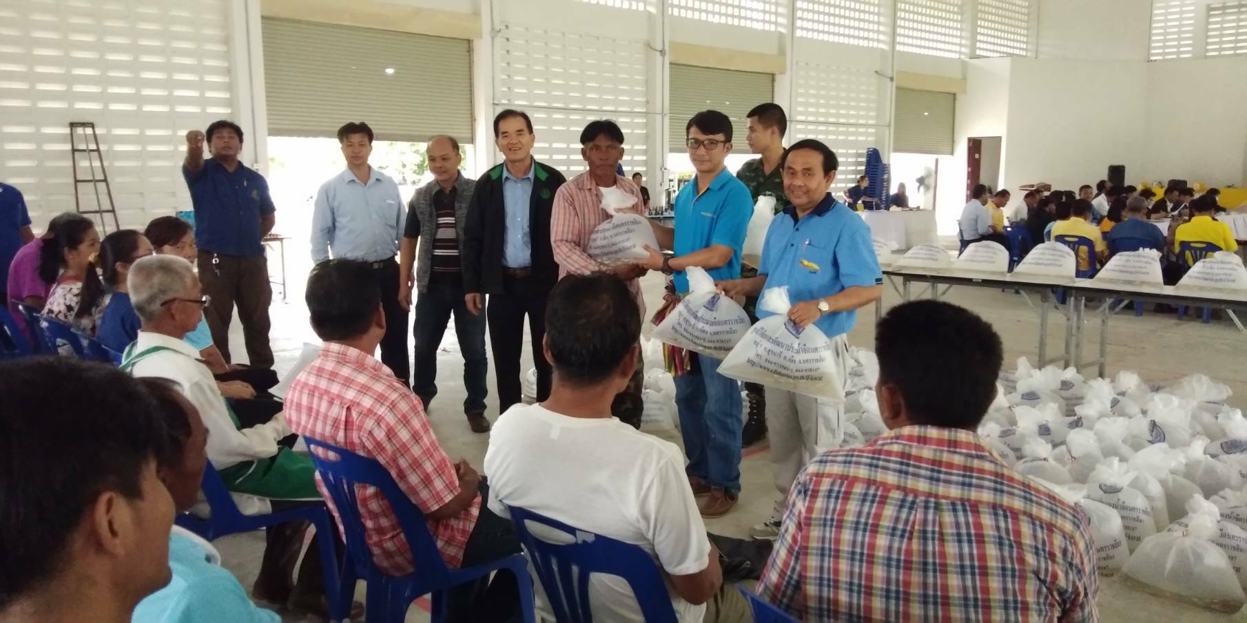 มอบพันธุ์ปลาตะเพียนขาวแก่เกษตรกรโครงการ 5 ประสาน สืบสานเกษตรทฤษฎีใหม่ถวายในหลวง..คลิก