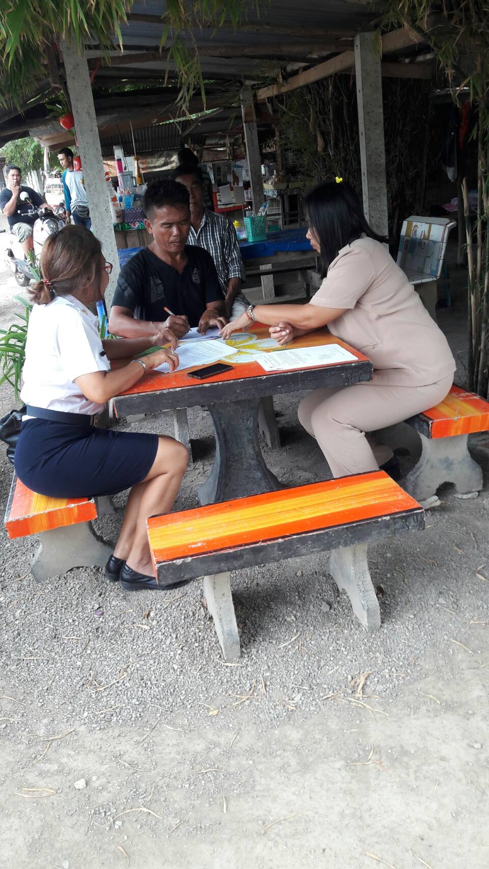 ประมงอำเภอโพธาราม ลงพื้นที่สัมภาษณ์ผู้นำเกษตรกรผู้เพาะปลูกพืช (ข้าว) กรณีการออกกฎกระทรวงกำหนดให้การเพาะเลี้ยงสัตว์น้ำโดยใช้ความเค็ม..คลิก