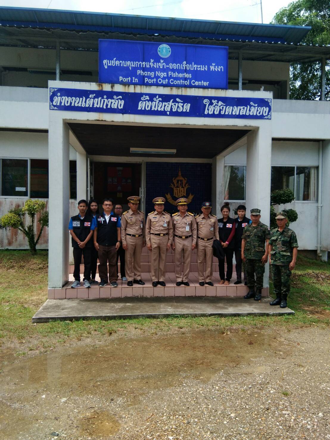 พลเรือโท ชาติชาย ศรีวรขาน..คลิก
