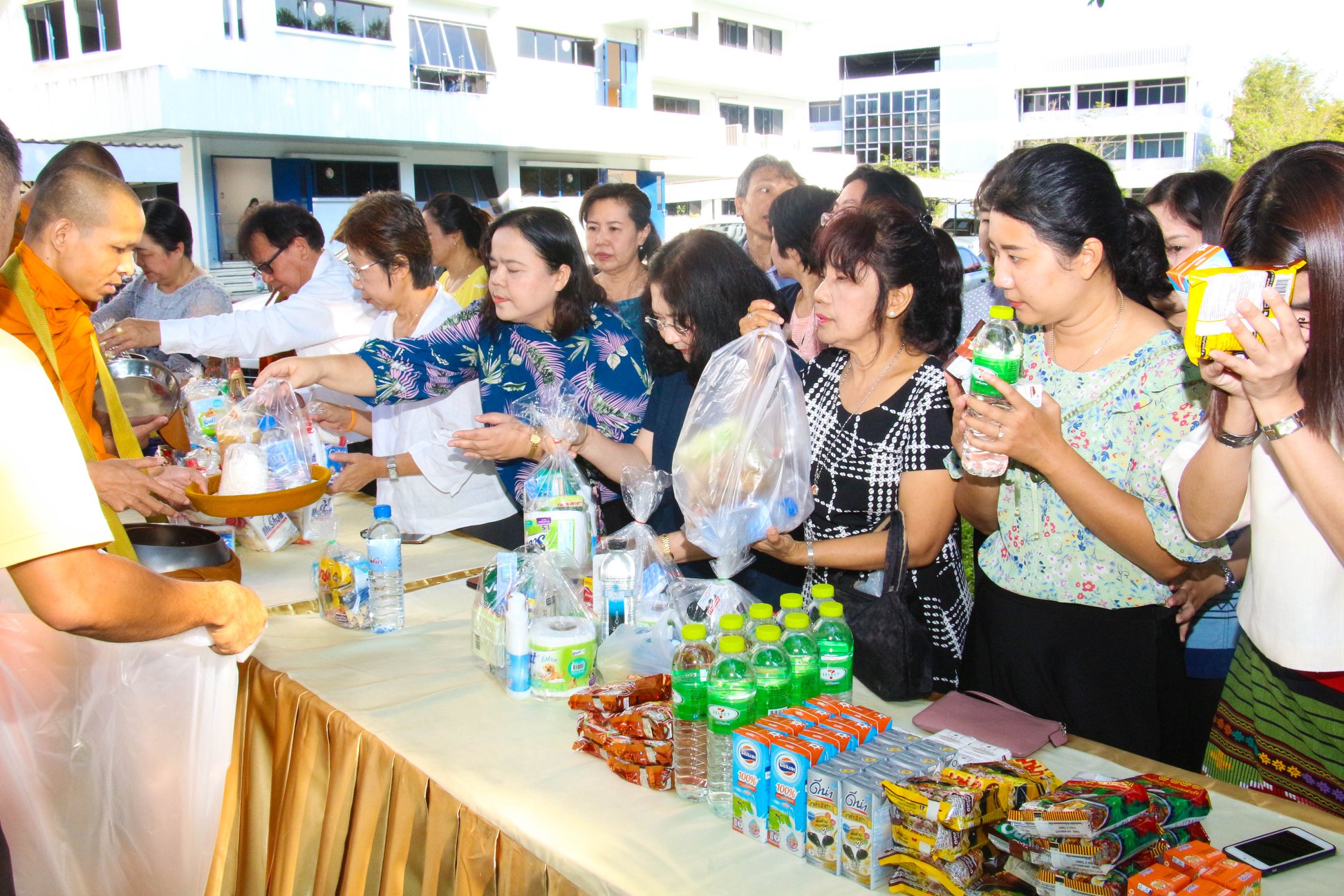  ร่วมกิจกรรมทำบุญตักบาตรในช่วงเข้าพรรษา ครั้งที่ 4..คลิก