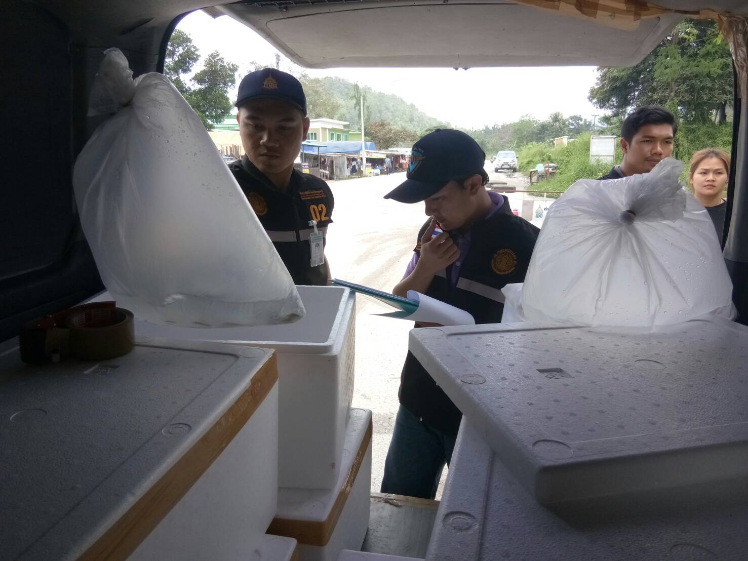 ตรวจสอบสินค้าสัตว์น้ำและเอกสารการส่งออก ลูกปลากะพงขาวมีชีวิต ไปยังประเทศเมียนมา ผ่านทางช่องทางจุดผ่านแดนถาวรบ้านพุน้ำร้อน..คลิก