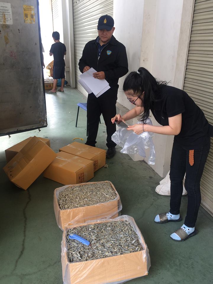 ตรวจสอบปลากะตักตากแห้ง ส่งออกไปยังสาธารณรัฐประชาชนจีน ณ สะพานมิตรภาพไทย - ลาว แห่งที่ 4 (เชียงของ - ห้วยทราย) อำเภอเชียงของ จังหวัดเชียงราย..คลิก