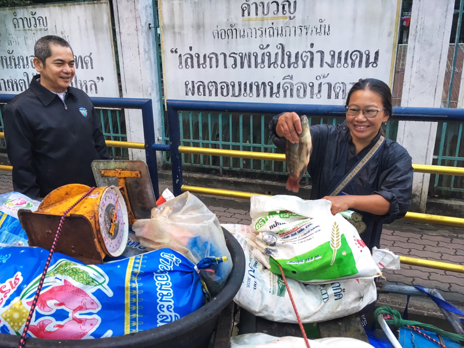 ตรวจสอบสินค้าสัตว์น้ำส่งออกไปยังสาธารณรัฐแห่งสหภาพเมียนมา ผ่านทางจุดผ่านแดนถาวรสะพานข้ามแม่น้ำสายแห่งที่ 1 อำเภอแม่สาย จังหวัดเชียงรา..คลิก