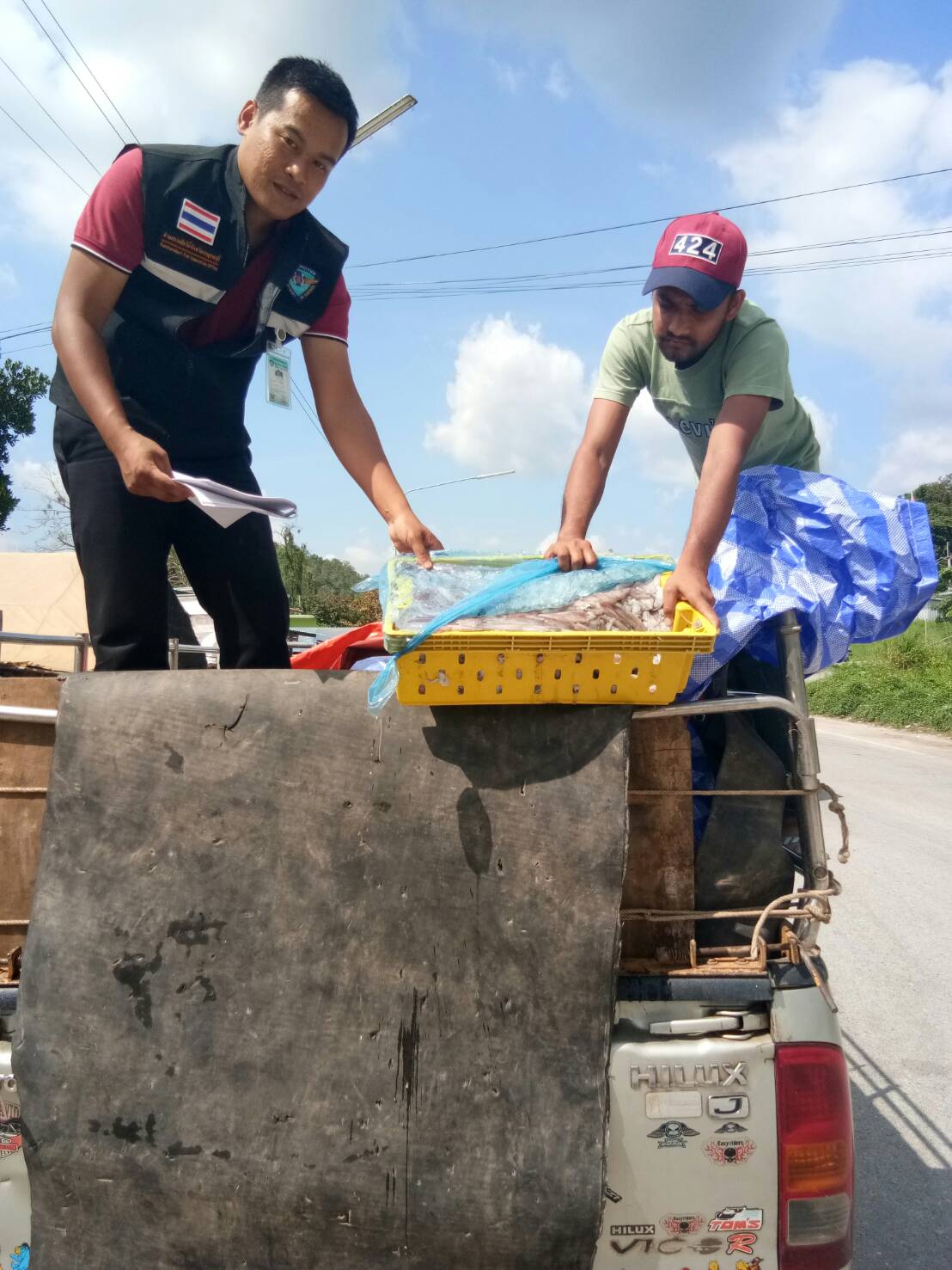ตรวจสอบสินค้าสัตว์น้ำและเอกสารการนำเข้า หมึกกล้วยแช่เย็น และหอยแครงมีชีวิต จากประเทศเมียนมา ผ่านทางช่องทางจุดผ่านแดนถาวรบ้านพุน้ำร้อน..คลิก
