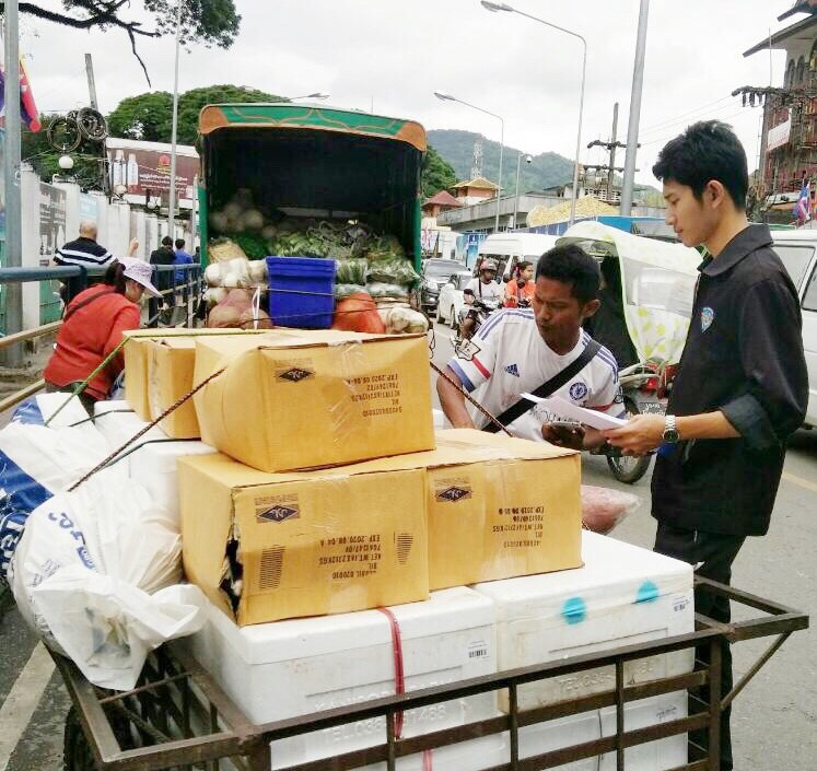ตรวจสอบสินค้าสัตว์น้ำที่ส่งออกไปยังสาธารณรัฐแห่งสหภาพเมียนมา ณ จุดผ่านแดนถาวรสะพานข้ามแม่น้ำสายแห่งที่ 1..คลิก