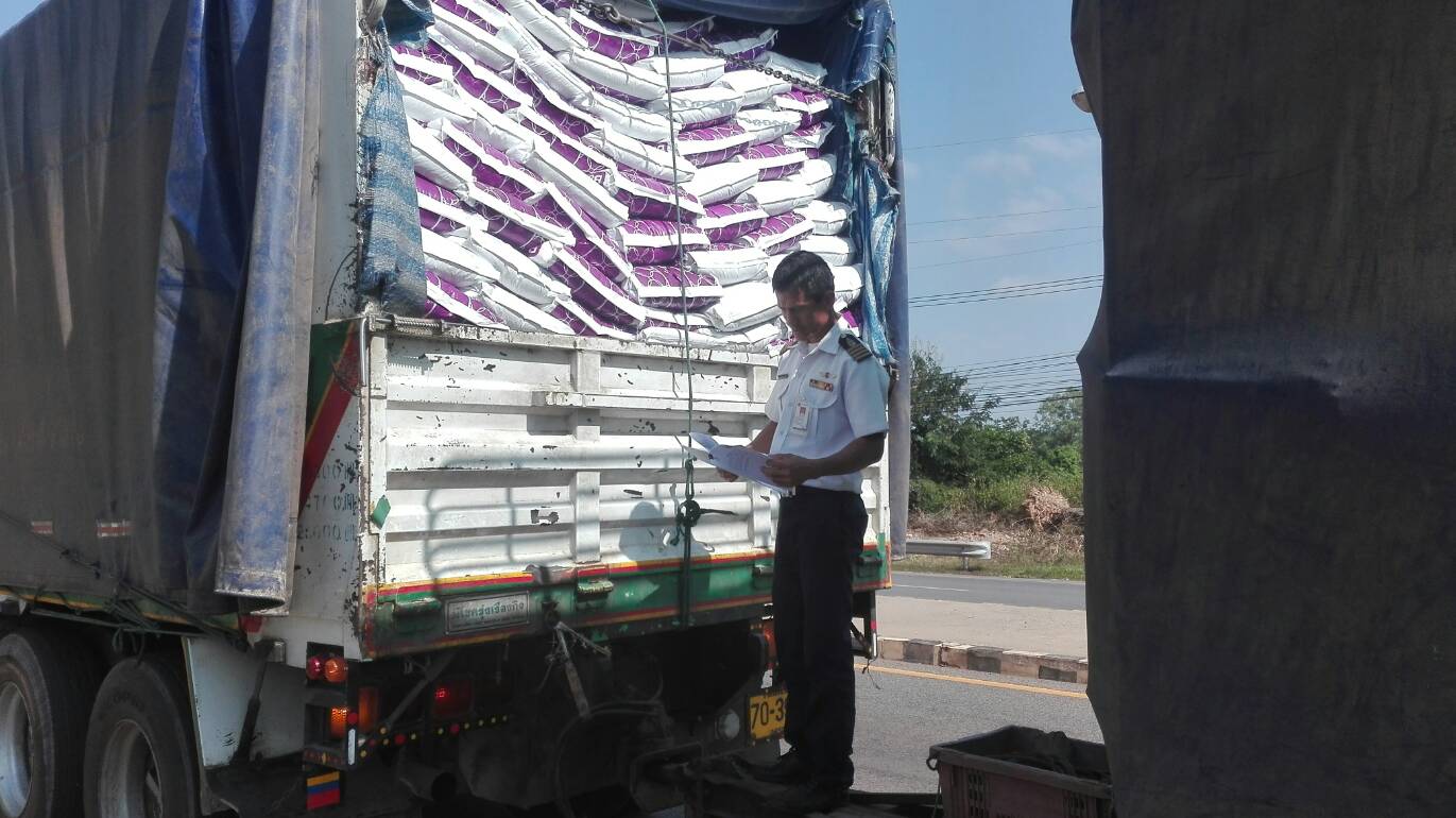 ตรวจสอบสินค้าอาหารสัตว์น้ำ ส่งออกไปยัง สปป.ลาว..คลิก