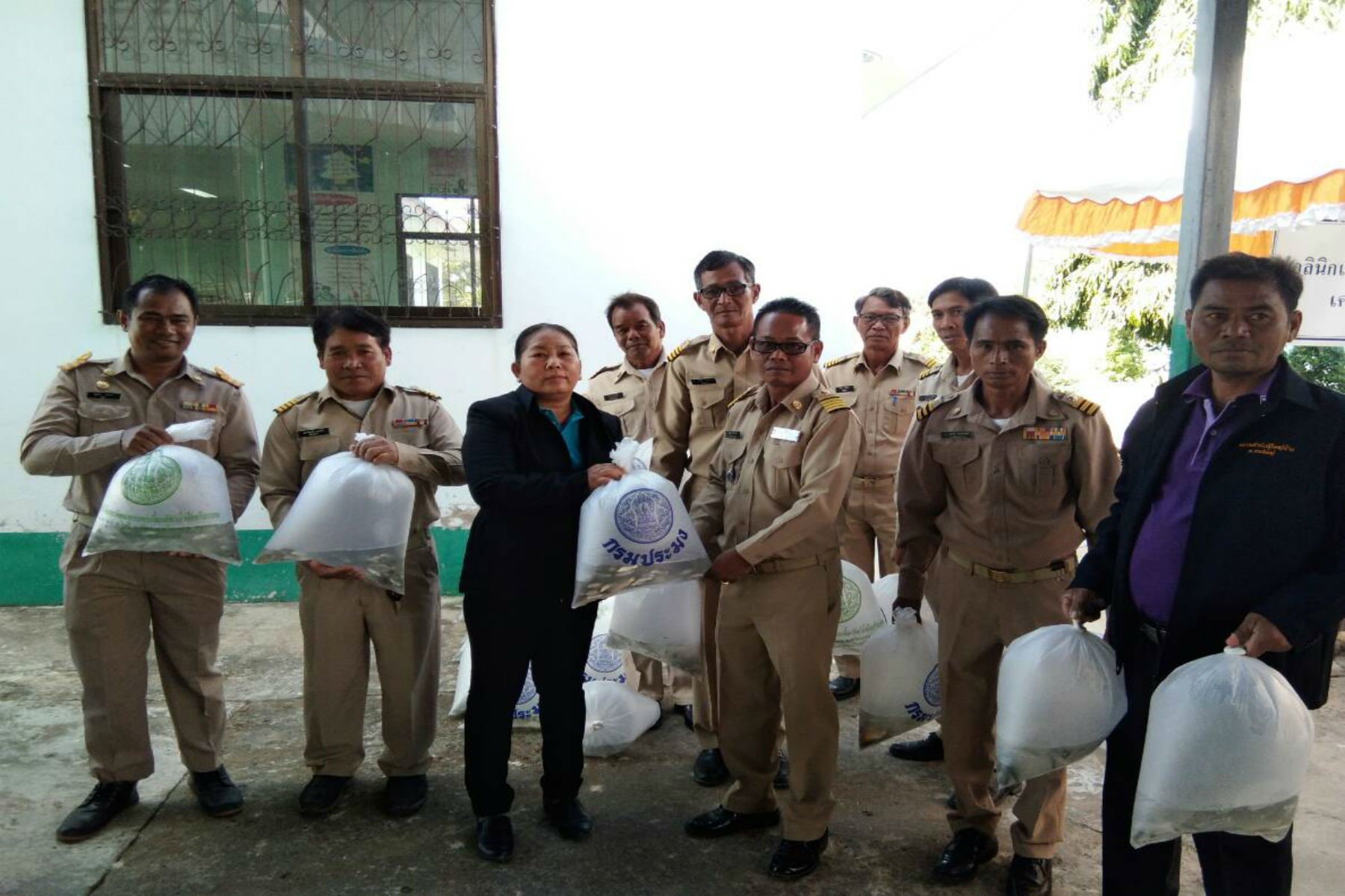 ประมงอำเภอเมือง ร่วมโครงการศูนย์ดำรงธรรมอำเภอยิ้มเคลื่อนที่..คลิก