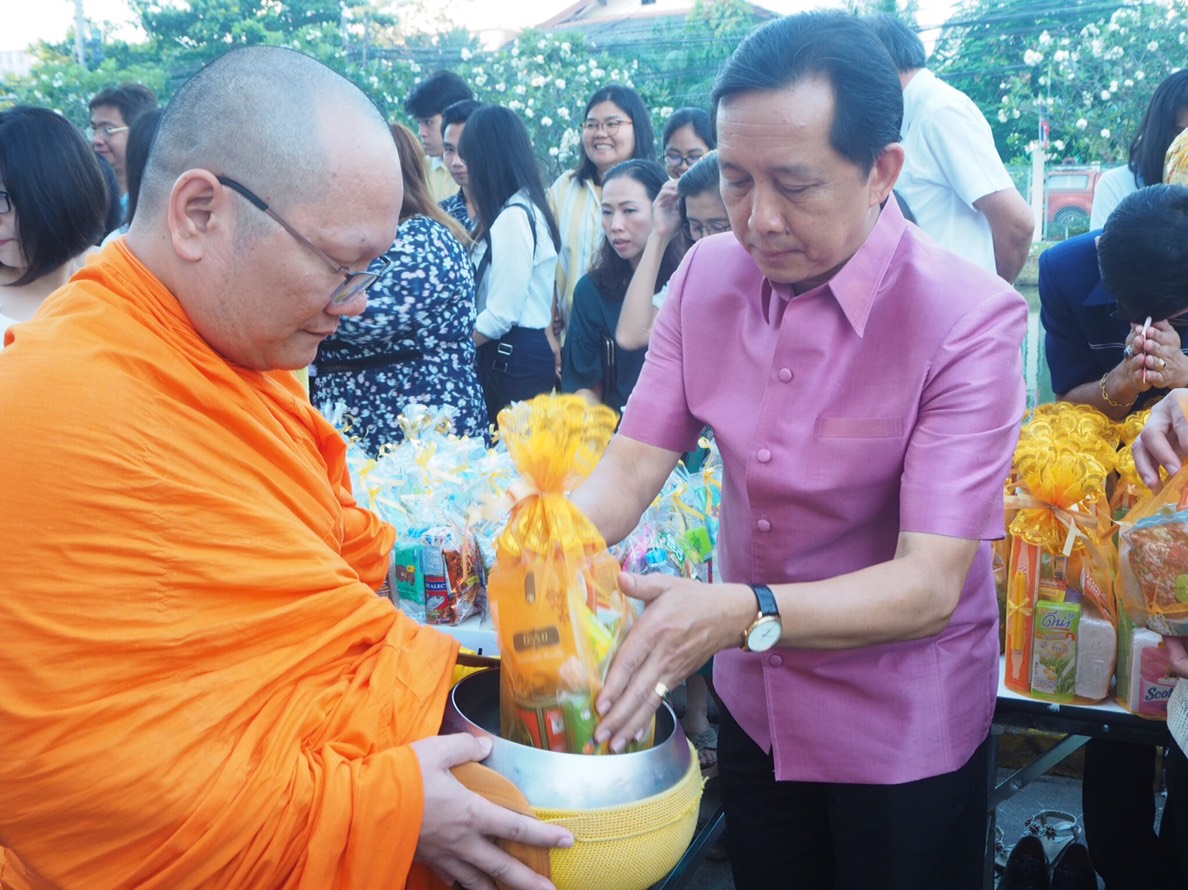 ร่วมในพิธีทำบุญใส่บาตรเนื่องในวันขึ้นปีใหม่กรมประมง ปี 2562..คลิก