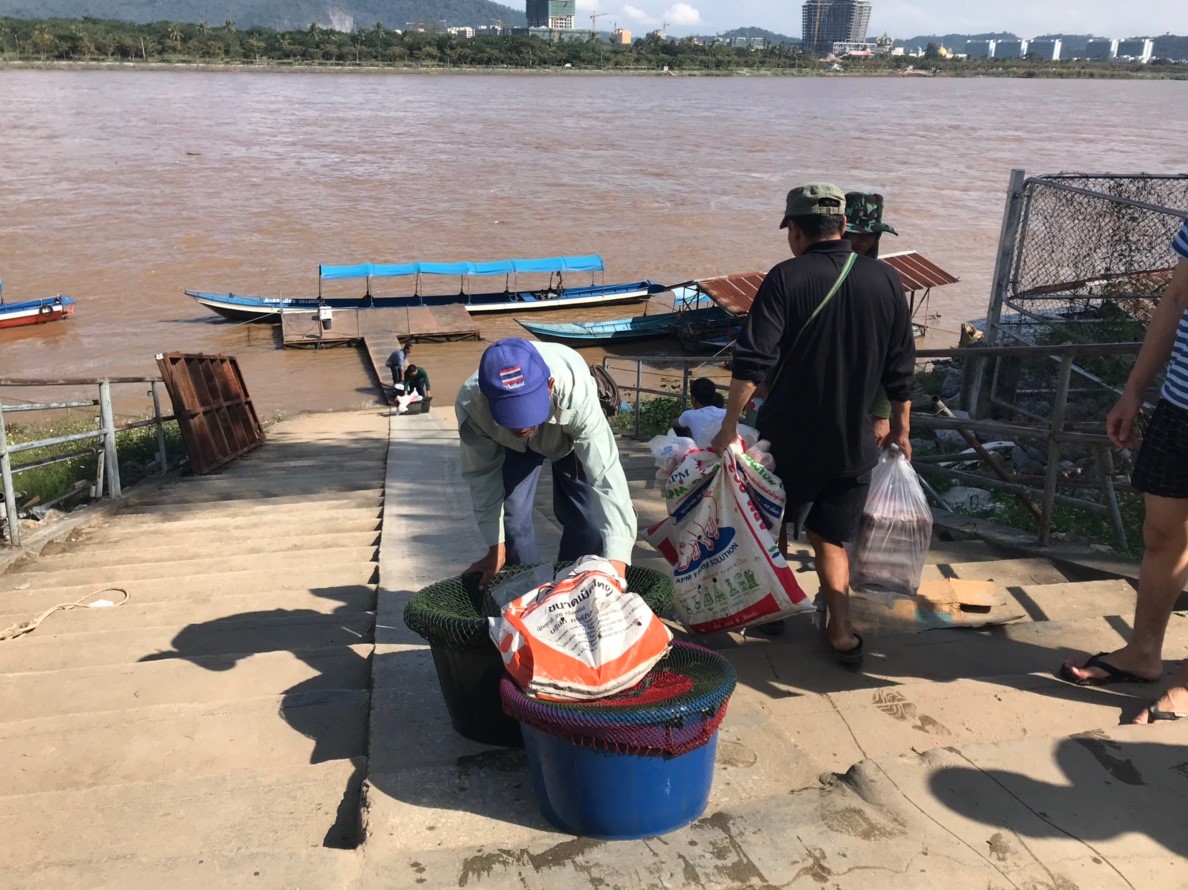 เจ้าหน้าที่ศูนย์ฯ ตรวจสอบสินค้าสัตว์น้ำส่งออกไปยังสาธารณรัฐประชาธิปไตย ประชาชนลาว..คลิก