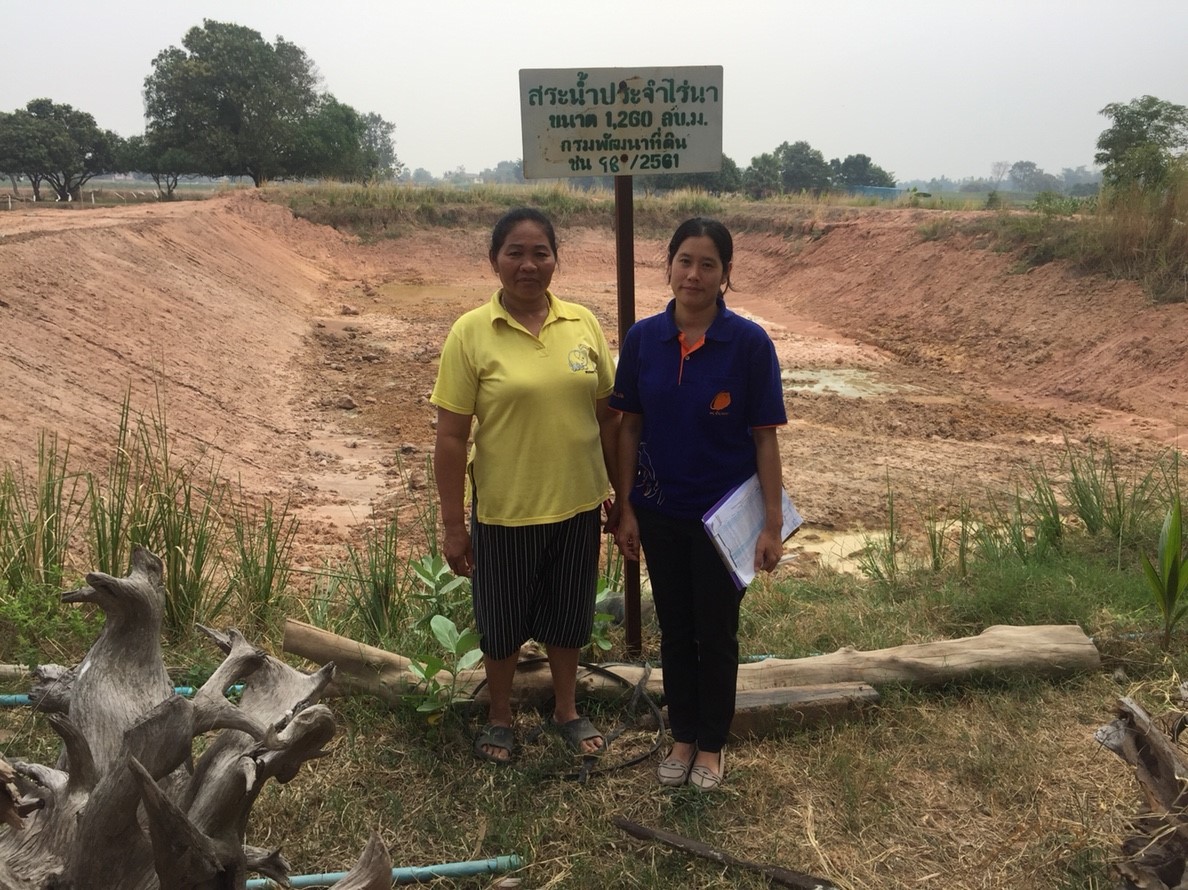 เจ้าหน้าที่ลงพื้นที่ให้ความรู้กับเกษตรกรที่เข้าร่วมโครงการบริหารจัดการพื้นที่เกษตรตามแผนที่การเกษตรเชิงรุก(Zoning by Aqri-map)..คลิก