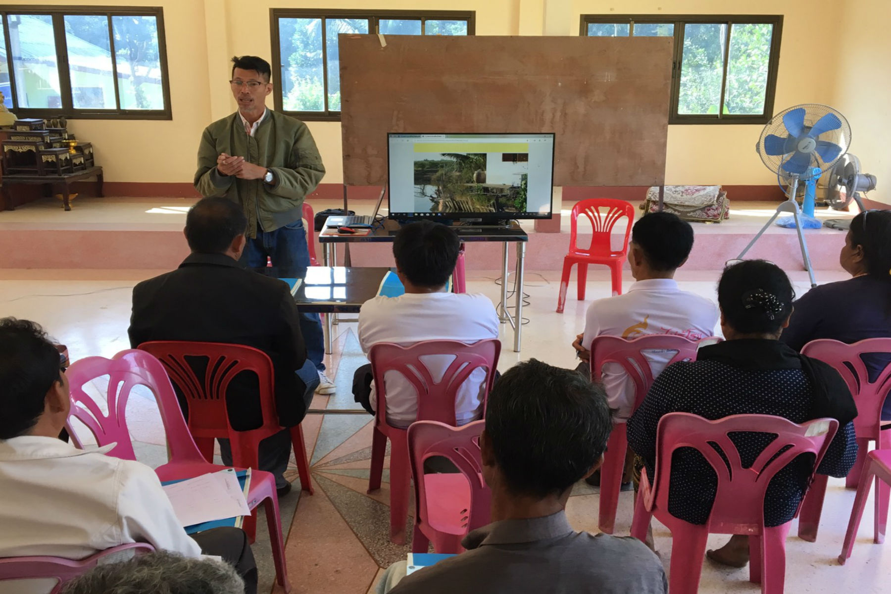 สำนักงานประมงจังหวัดศรีสะเกษ ร่วมกับ ศูนย์วิจัยและพัฒนาการเพาะเลี้ยงสัตว์น้ำจืดศรีสะเกษ จัดประชุมชี้แจงและให้คำแนะนำแก่เกษตรกรผู้เข้าร่วมโครงการพัฒนาเกษตรกรรมยั่งยืน..คลิก