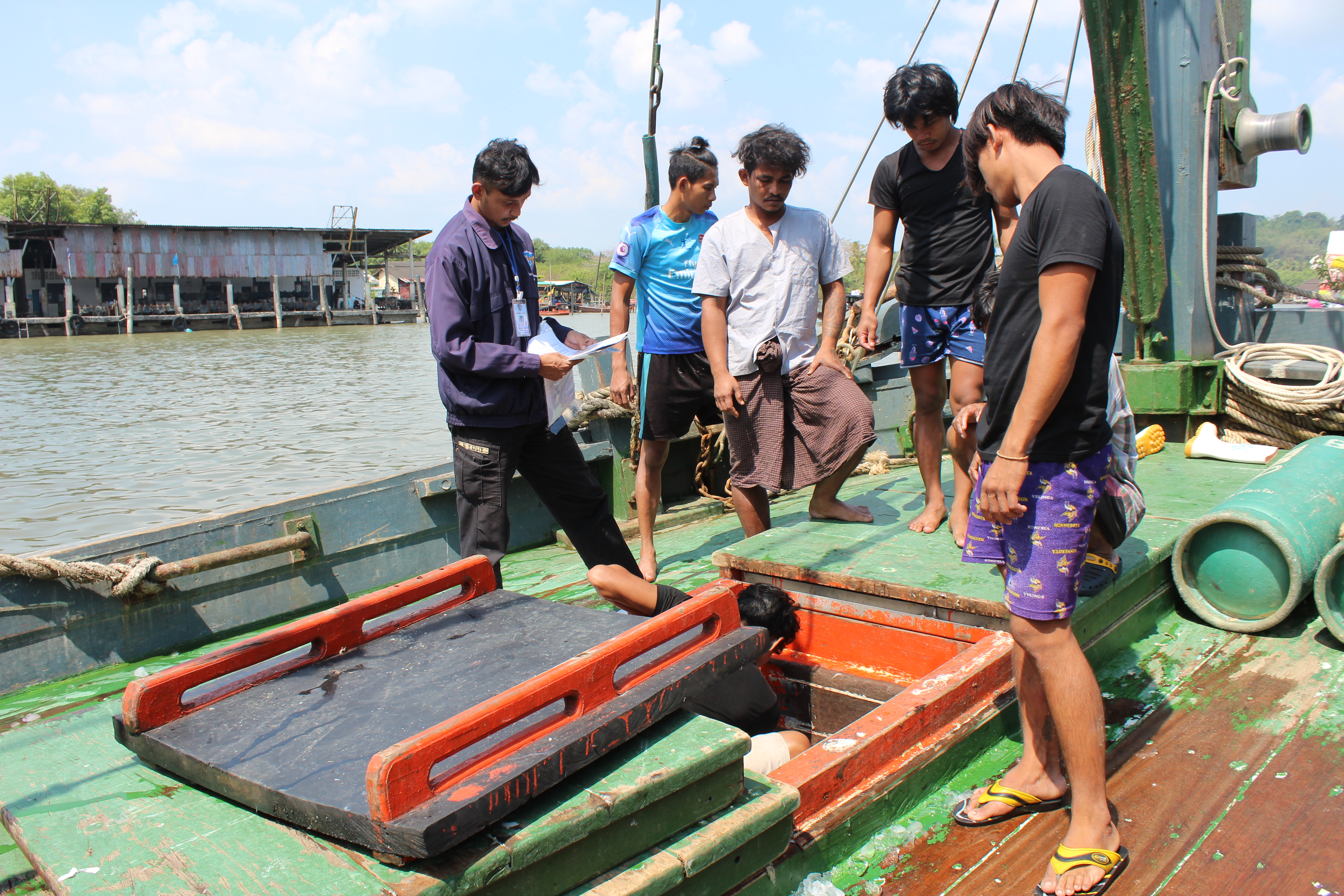 ตรวจสอบเรือและสินค้านำเข้าจากประเทศ MYANMAR