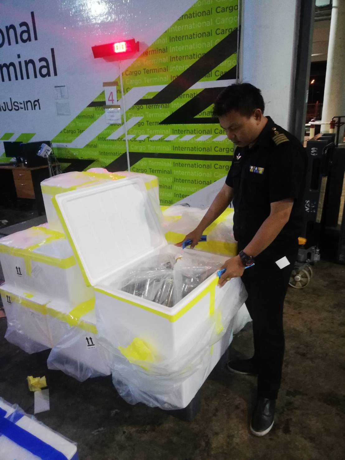 ด่านตรวจสัตว์นำ้ท่าอากาศยานดอนเมือง ตรวจสอบสินค้าสัตว์นำ้ส่งออก..คลิก