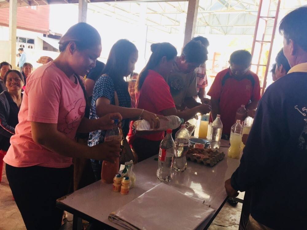 จัดประชุมชี้แจงให้คำแนะนำ ถ่ายทอดให้ความรู้ด้านการเตรียมบ่อ การทำปุ๋ยหมักในบ่อ การเลี้ยงปลากินพืช