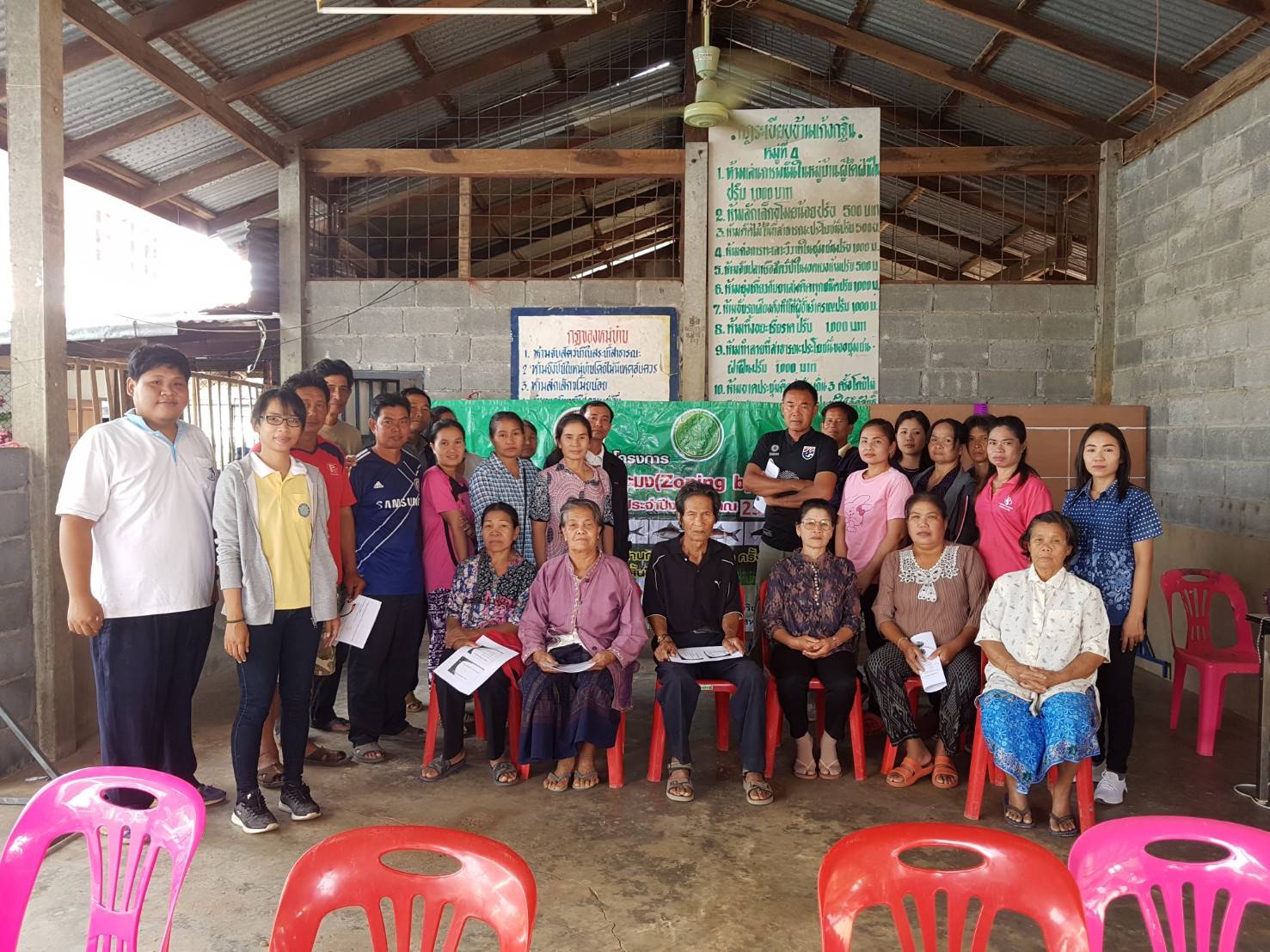 จัดประชุมชี้แจงให้คำแนะนำ ถ่ายทอดให้ความรู้ด้านการเตรียมบ่อ การทำปุ๋ยหมักในบ่อ การเลี้ยงปลากินพืช..คลิก