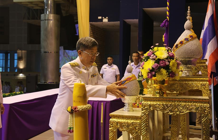 จุดเทียนชัยถวายพระพรชัยมงคล