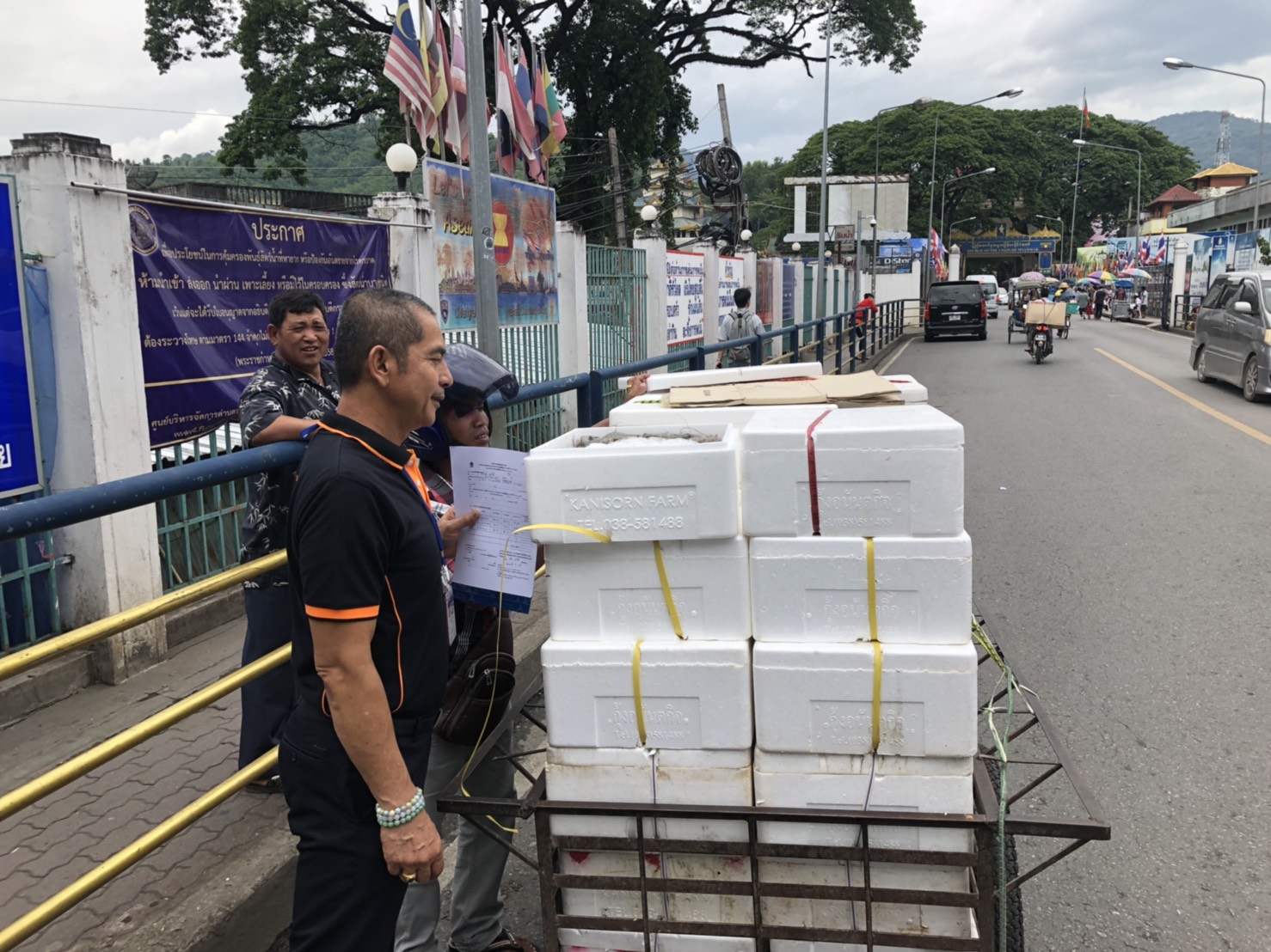 เจ้าหน้าที่ศูนย์ ฯ บูรณาการร่วมกับเจ้าหน้าที่ด่านศุลกากรแม่สาย ตรวจสอบสินค้าสัตว์น้ำส่งออกไปยังสาธารณรัฐแห่งสหภาพเมียนมาณ..คลิก