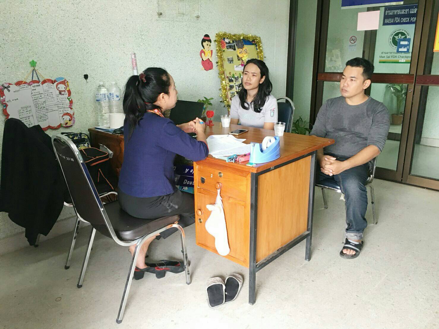เจ้าหน้าที่ศูนย์ฯ ประชาสัมพันธ์ให้คำปรึกษาแก่ผู้ประกอบการ เกี่ยวกับขั้นตอนการขออนุญาตนำเข้า ส่งออก นำผ่านสัตว์น้ำ ซากสัตว์น้ำ ผลิตภัณฑ์สัตว์น้ำ และปัจจัยการผลิตที่ใช้ในการประมง..คลิก