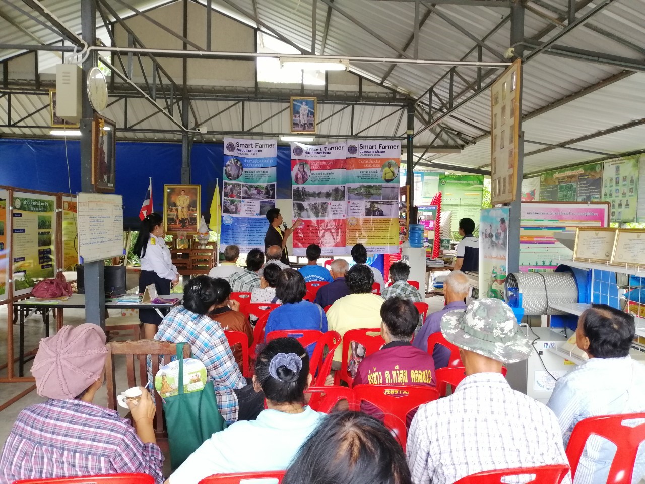 สำนักงานประมงพื้นที่กรุงเทพมหานคร ลงพื้นที่ประชาสัมพันธ์ Smart Farmer ต้นแบบสาขาประมง ประจำปี 2562 ณ ศูนย์เรียนรู้การเพิ่มประสิทธิภาพการผลิตสินค้าเกษตร แขวงคลองสิบสอง เขตหนองจอก กรุงเทพมหานคร..คลิก