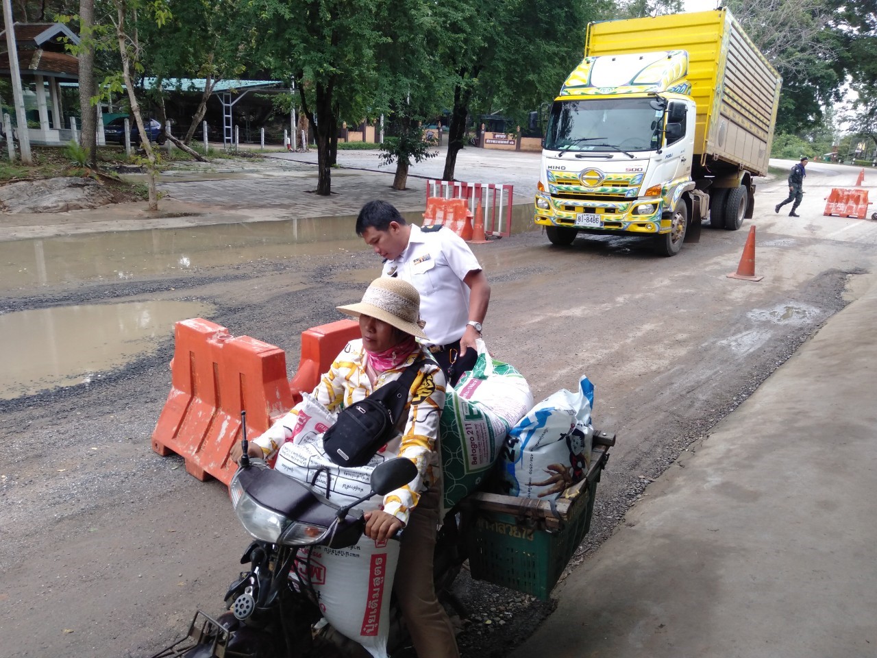 ตรวจป้องกันลักลอบนำเข้า-ส่งออกทางจุดผ่านแดนถาวรบ้านตาพระยา..คลิก