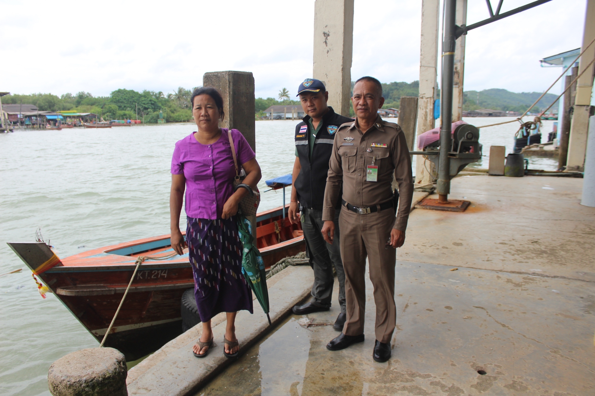 ด่านตรวจสัตว์น้ำจังหวัดระนอง ได้ส่งมอบของกลางเรือโดยสารติดเครื่องยนต์หางยาว จำนวน 1 ลำ..คลิก