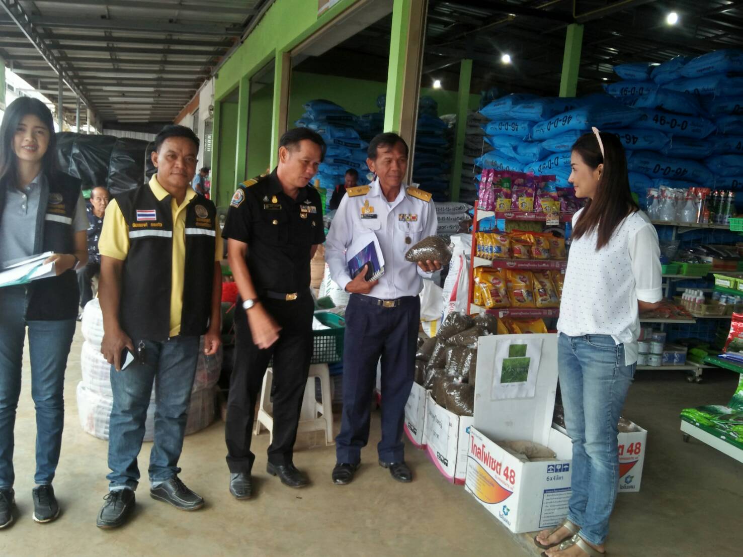 สำนักงานประมงจังหวัดศรีสะเกษร่วมกิจกรรมการเข้าตรวจสอบร้านค้าอาหารสัตว์..คลิก