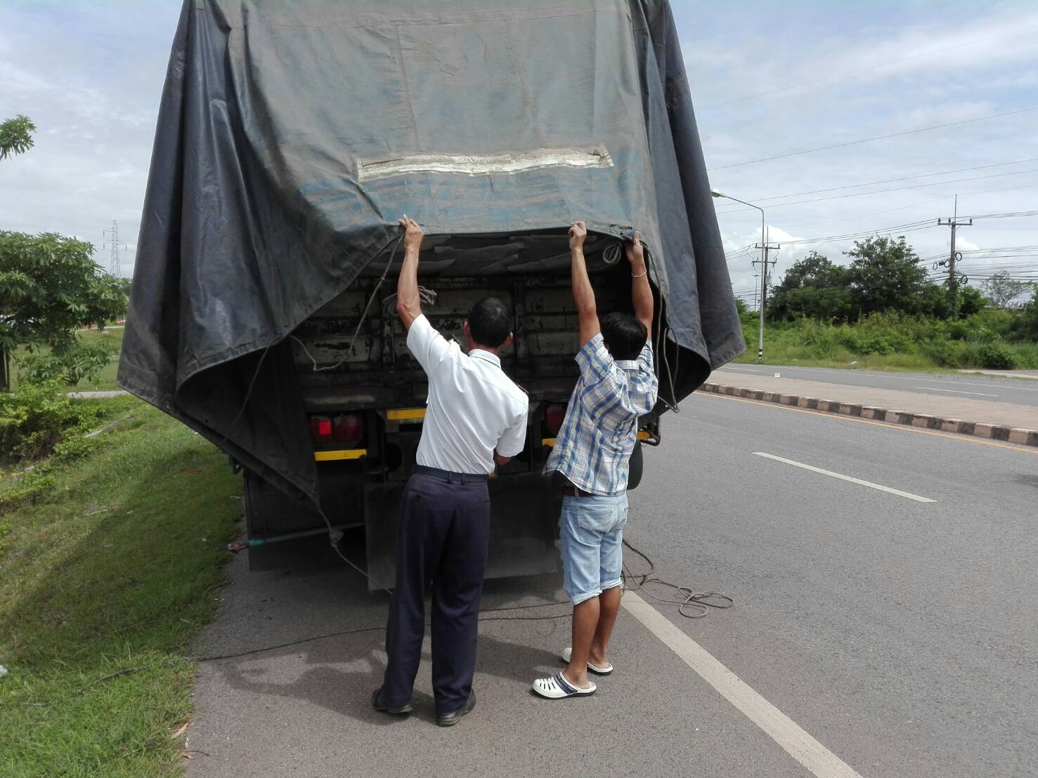 ตรวจสอบสินค้าอาหารสัตว์น้ำ ส่งออกไปยัง สปป.ลาว..คลิก