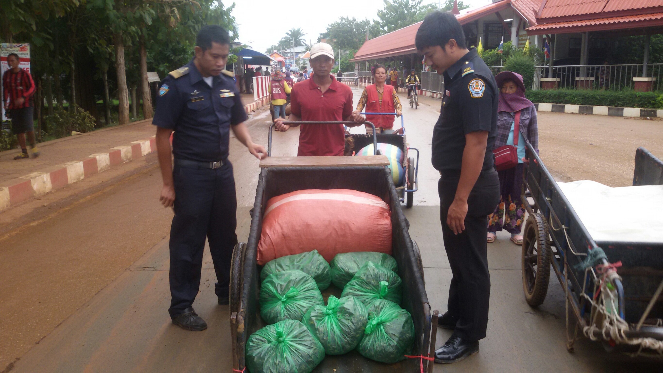ตรวจป้องกันลักลอบนำเข้า-ส่งออกทางจุดผ่านแดนถาวรบ้านเขาดิน..คลิก