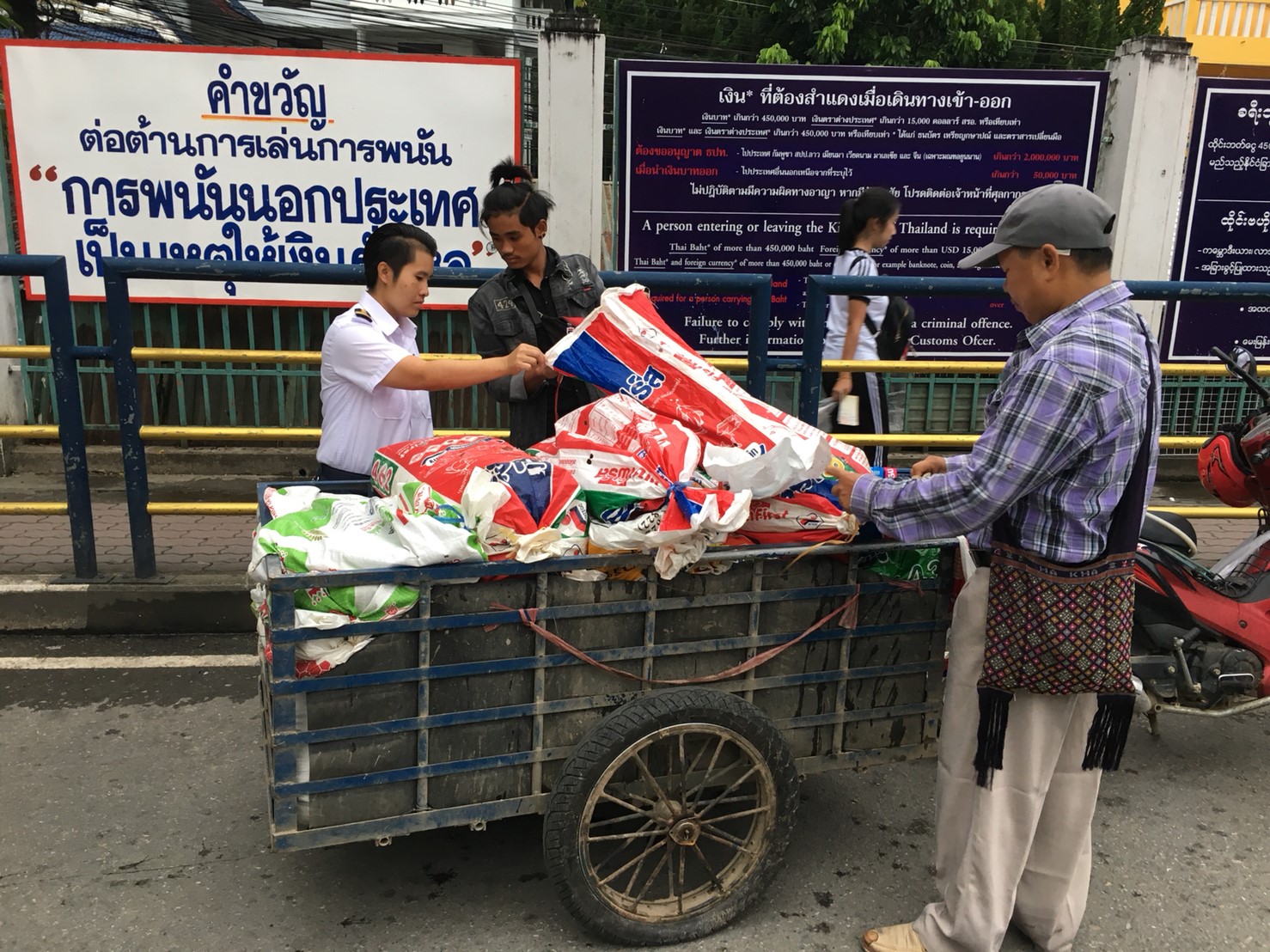 นางสาวระพีพร ดวงสุวรรณ์ นักวิชาการประมงปฏิบัติการ ออกตรวจสอบสินค้าสัตว์น้ำส่งออกไปยังสาธารณรัฐแห่งสหภาพเมียนมา..คลิก