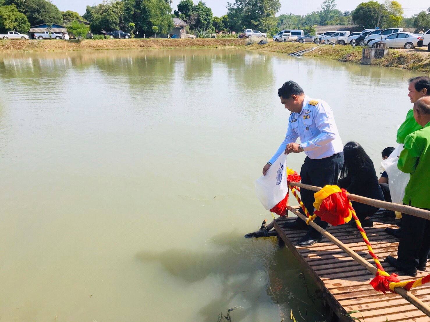 นายแสงศักดา กาลานุสนธิ์ ผู้อำนวยการศูนย์บริหารจัดการด่านตรวจสัตว์น้ำเขต 1 (เชียงราย) พร้อมด้วยส่วนราชการ และประชาชน ร่วมพิธีปล่อยพันธุ์สัตว์น้ำ “คืนชีวิตสู่สายน้ำ สร้างความสมดุล” เนื่องในวันประมงแห่งชาติ ประจำปี 2562..คลิก