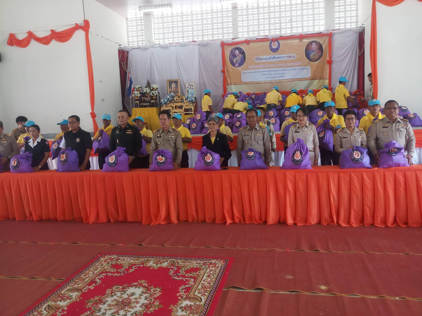 สำนักงานประมงจังหวัดศรีสะเกษร่วมพิธีมอบถุงยังชีพพระราชทาน..คลิก