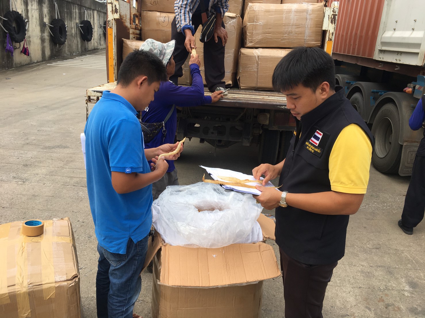 เจ้าหน้าที่ศูนย์ฯ ตรวจสอบกระเพาะปลาตากแห้งส่งออกไปยังสาธารณรัฐประชาธิปไตยประชาชนลาว ณ ท่าเรือพาณิชย์เชียงแสน อำเภอเชียงแสน จังหวัดเชียงราย..คลิก